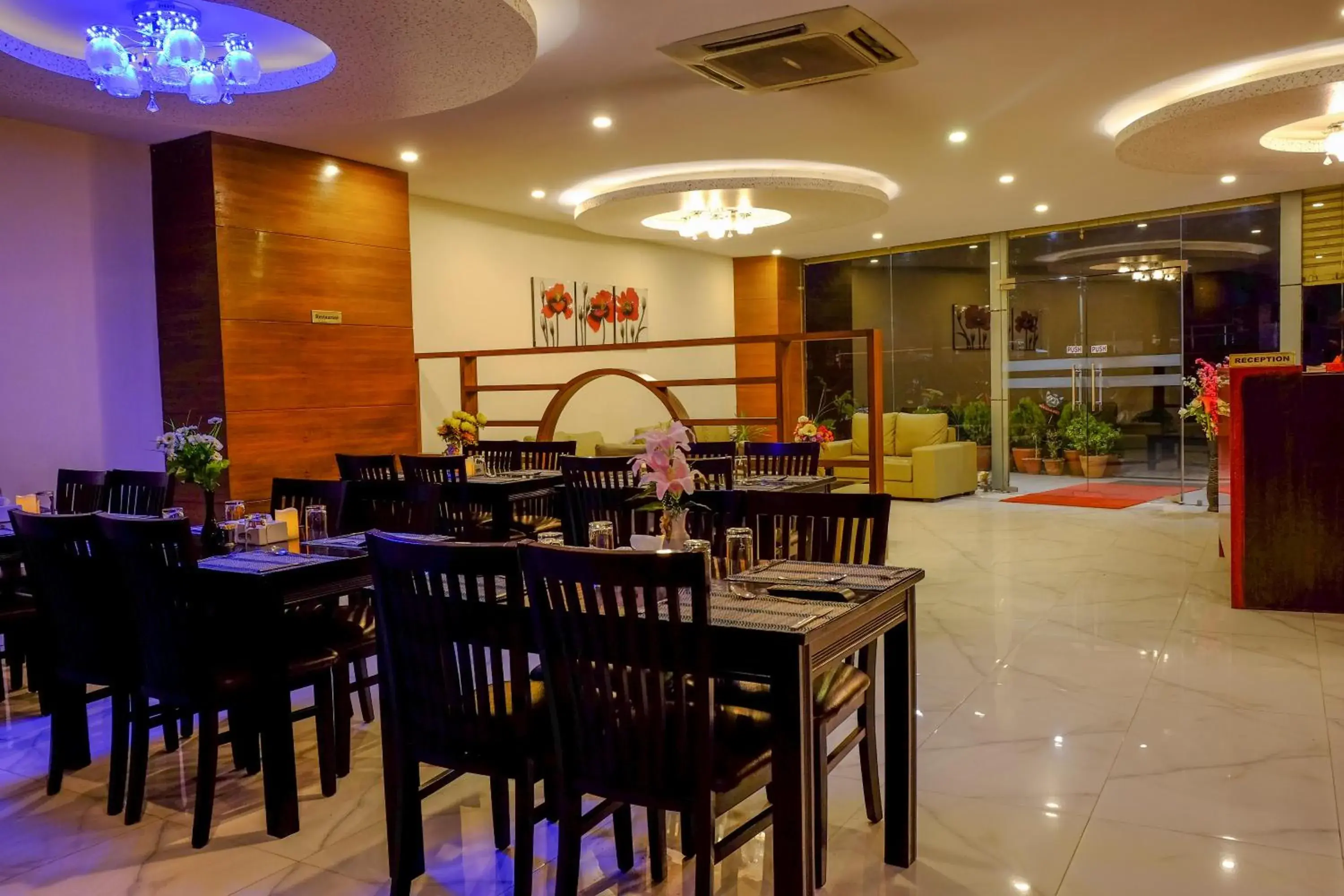 Restaurant/Places to Eat in Hotel Regal Airport
