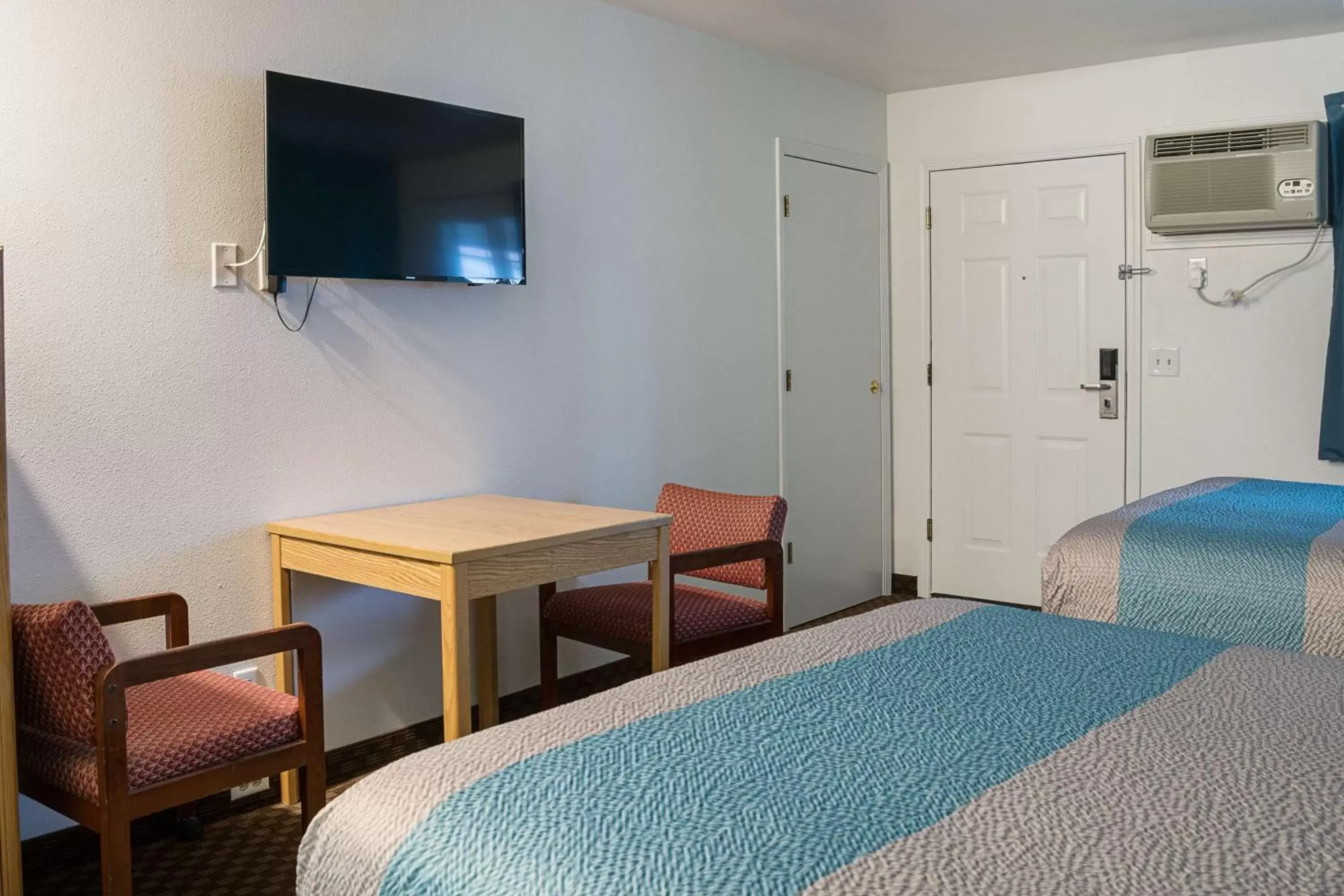 Photo of the whole room, TV/Entertainment Center in Motel 6-Canby, OR