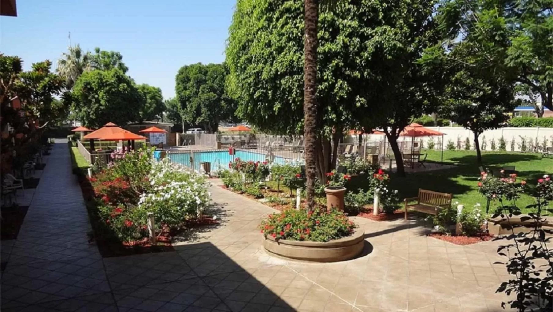 Swimming pool in Ontario Airport Hotel & Conference Center