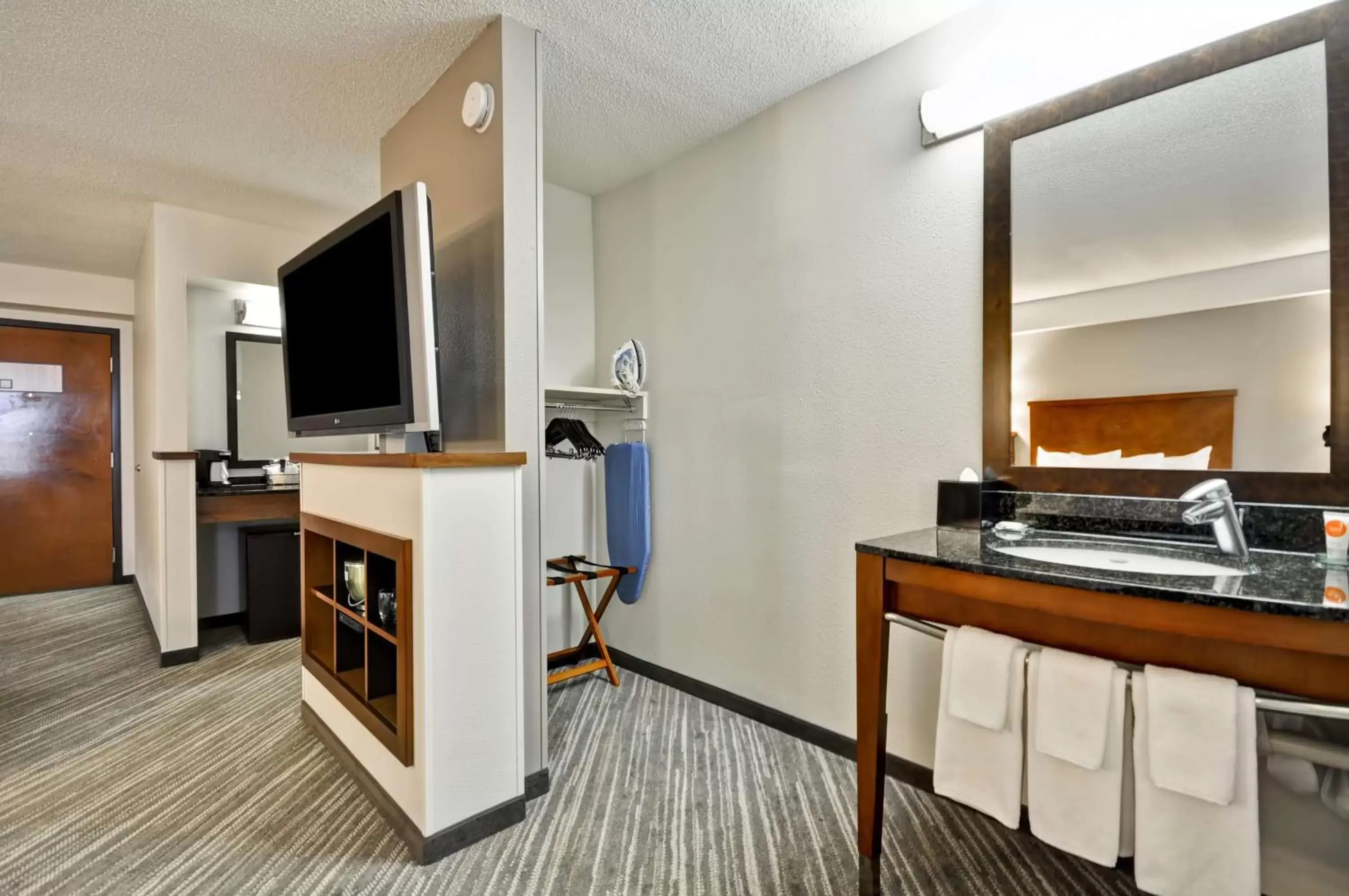 Photo of the whole room, Kitchen/Kitchenette in Hyatt Place Minneapolis Airport South