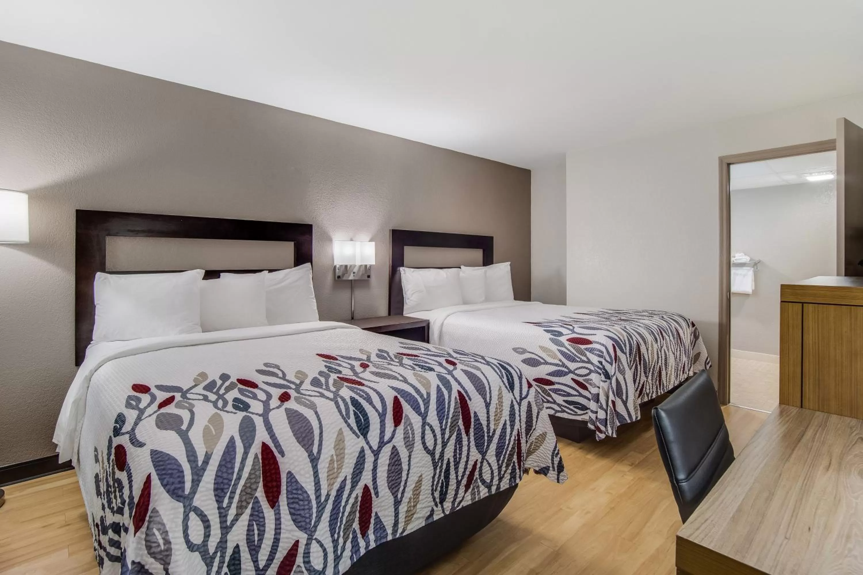 Photo of the whole room, Bed in Red Roof Inn St George, SC