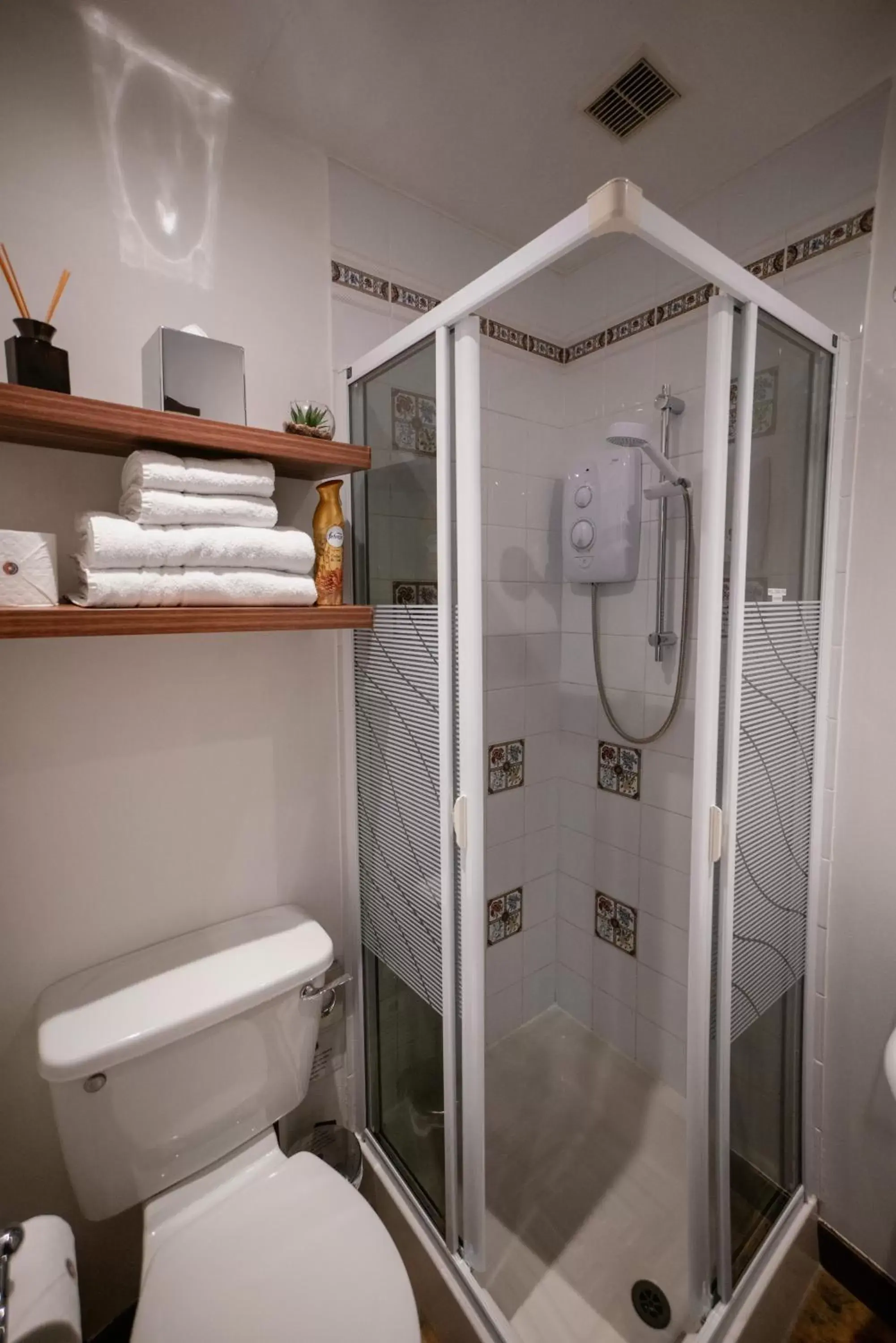 Shower, Bathroom in Eriskay B&B and Aviemore Glamping