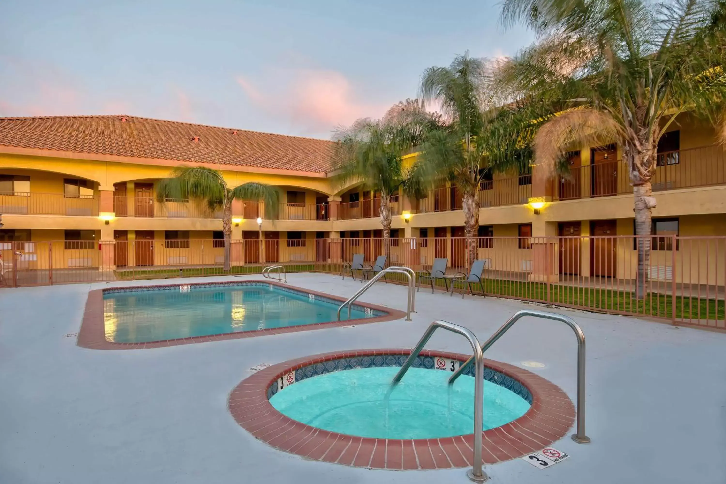 Pool view, Swimming Pool in Motel 6-Santa Nella, CA - Los Banos