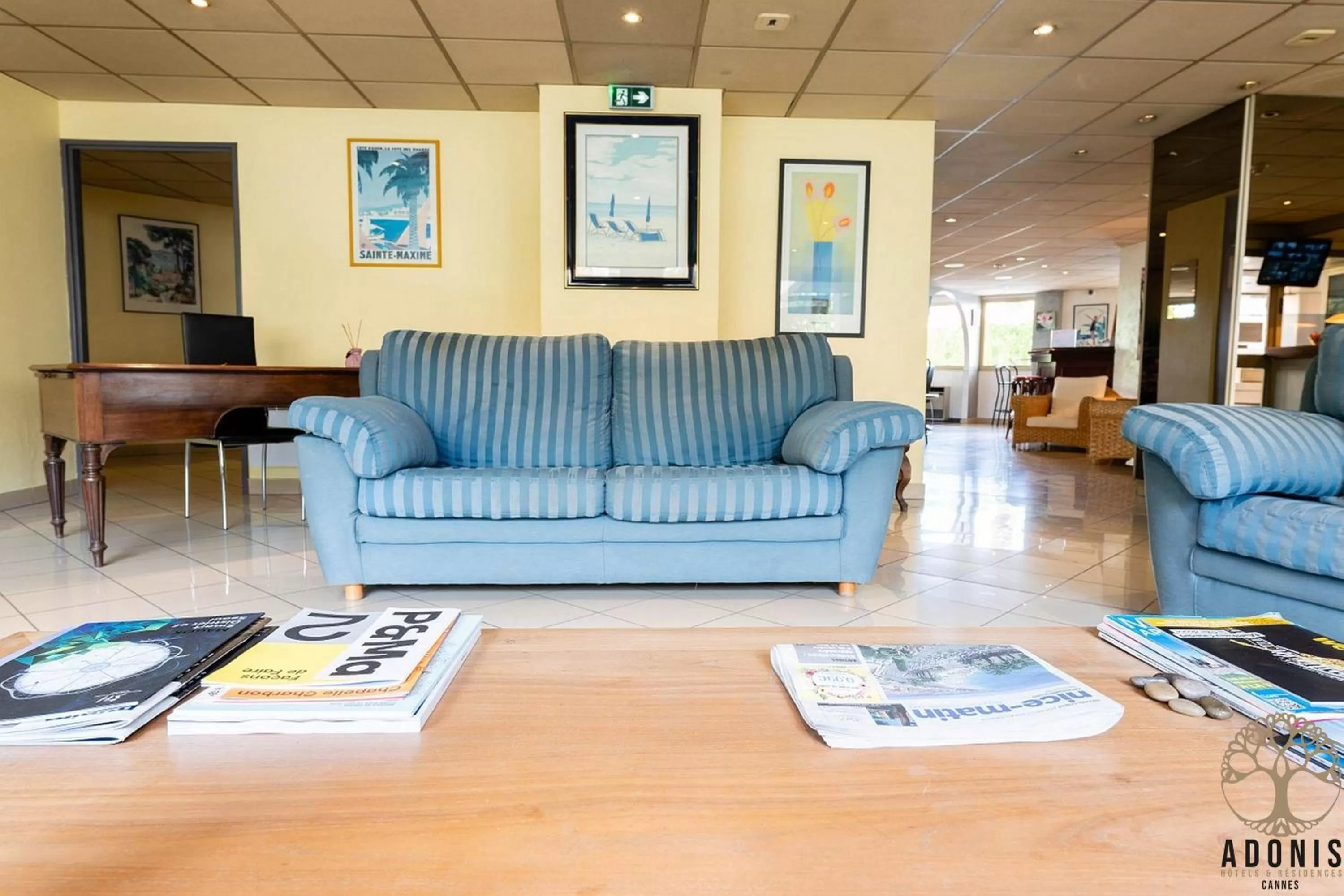 Lobby or reception in Adonis Cannes - Hôtel Thomas