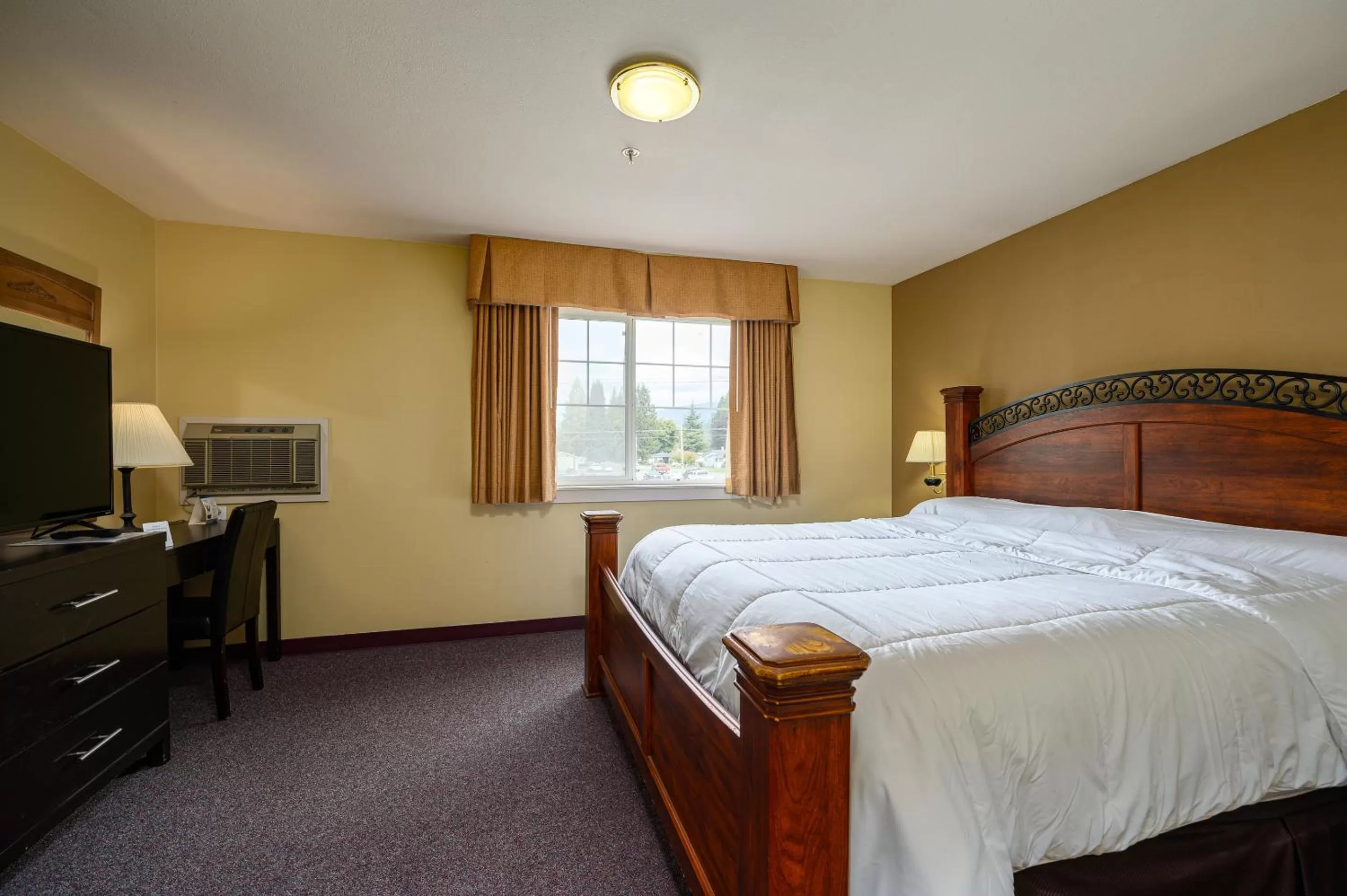 TV and multimedia, Bed in Three Rivers Inn Sedro Woolley