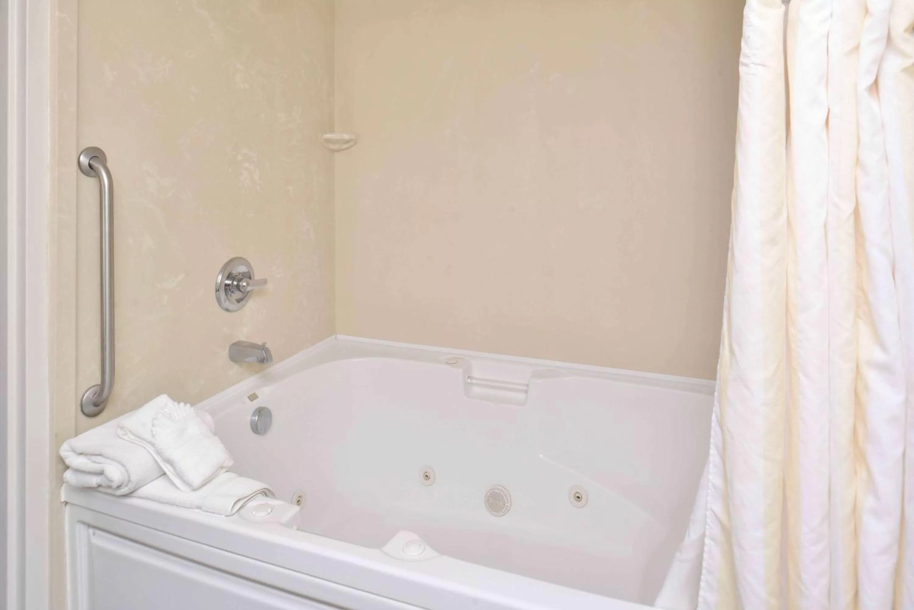 Bathroom in Hilton Garden Inn Indianapolis/Carmel