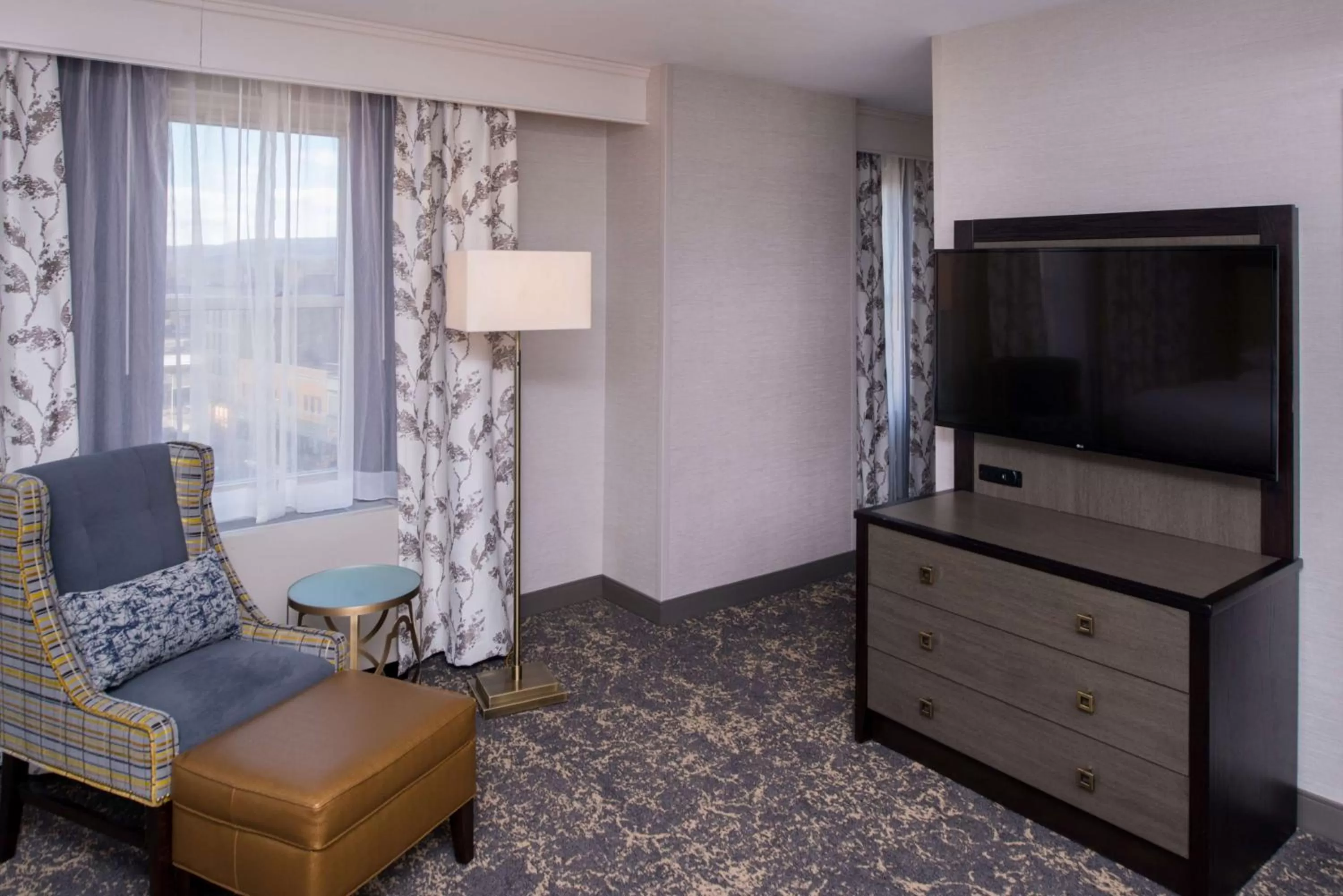 Living room in DoubleTree by Hilton Utica