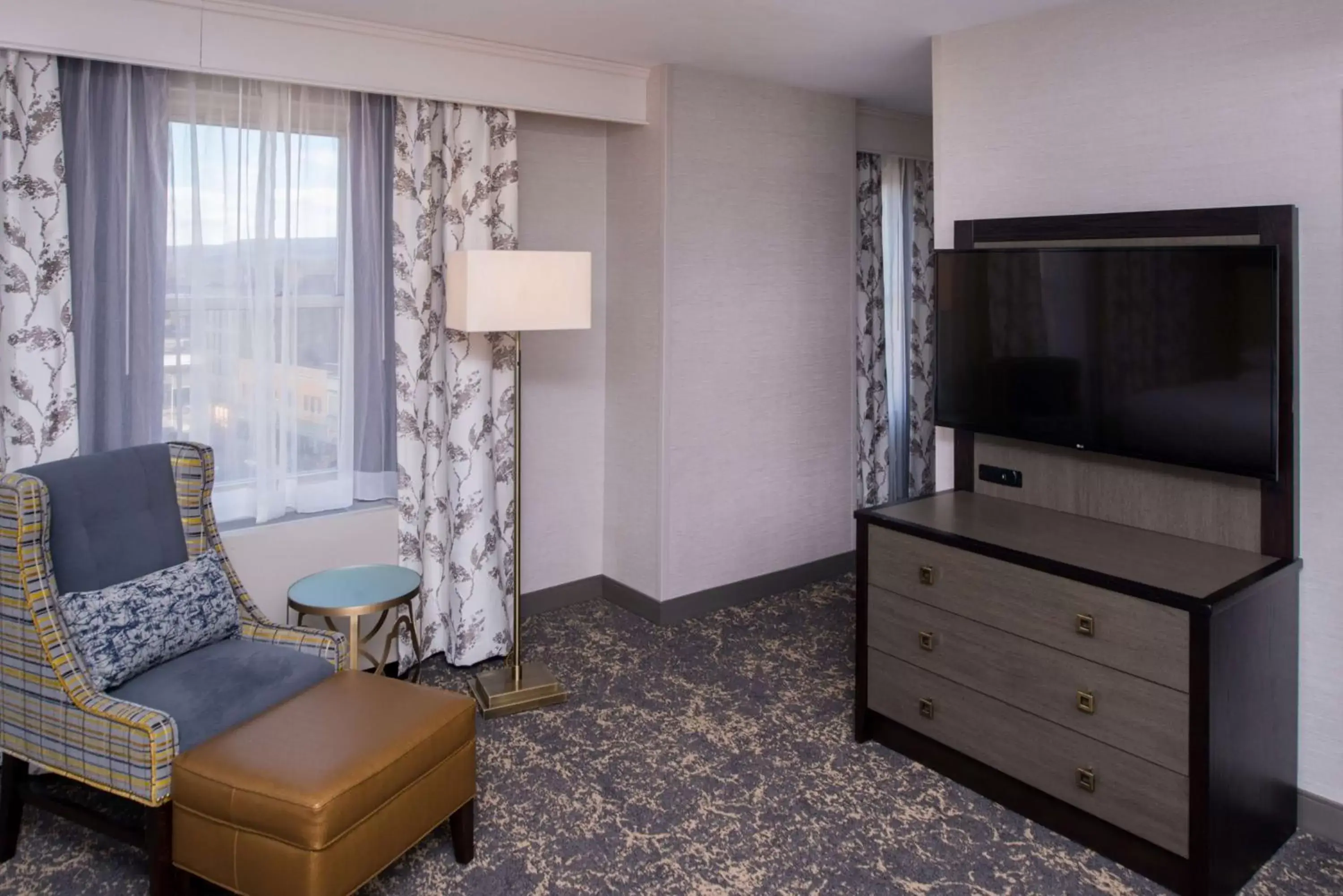 Living room, TV/Entertainment Center in DoubleTree by Hilton Utica