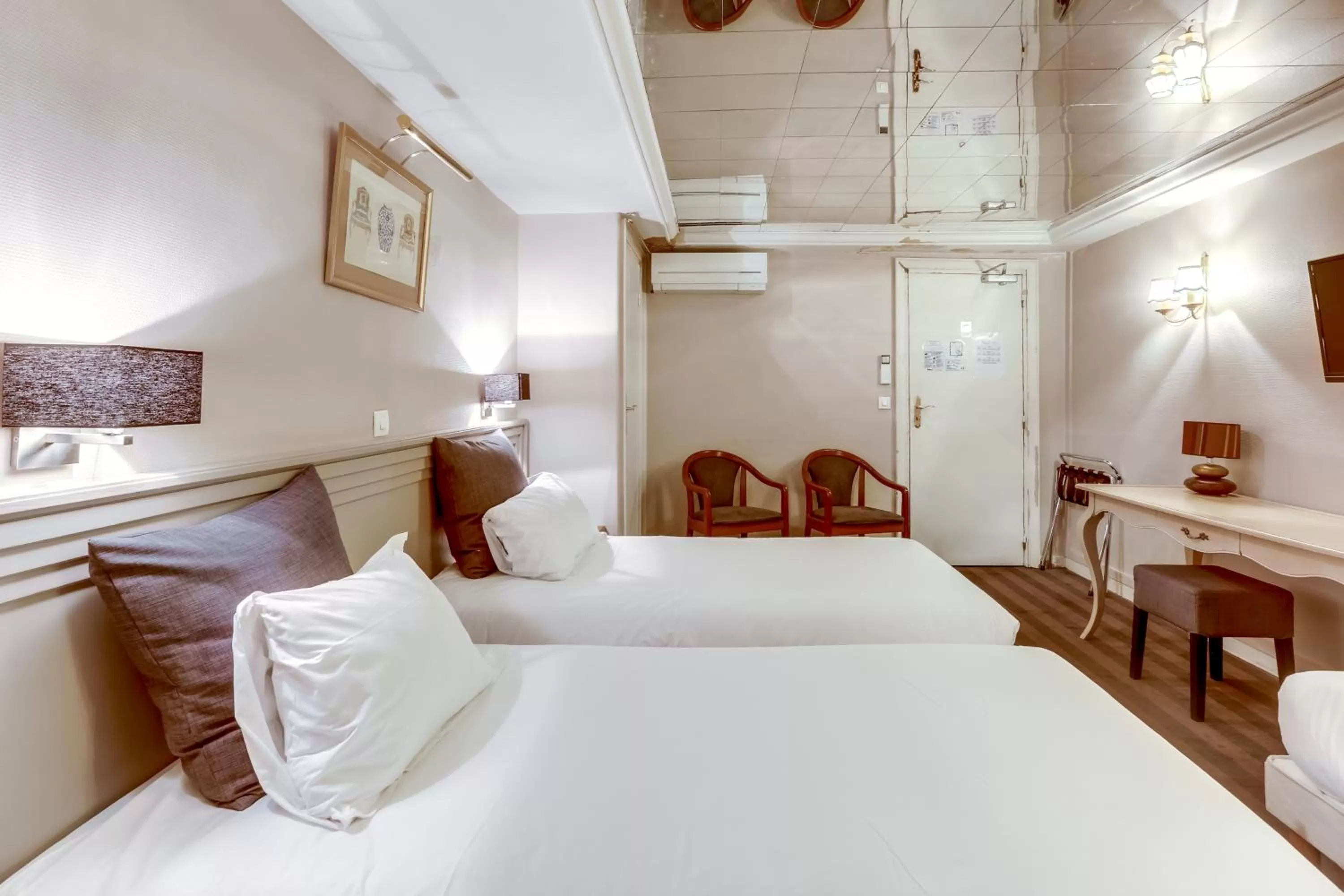 Bed in Hotel Opera Maintenon