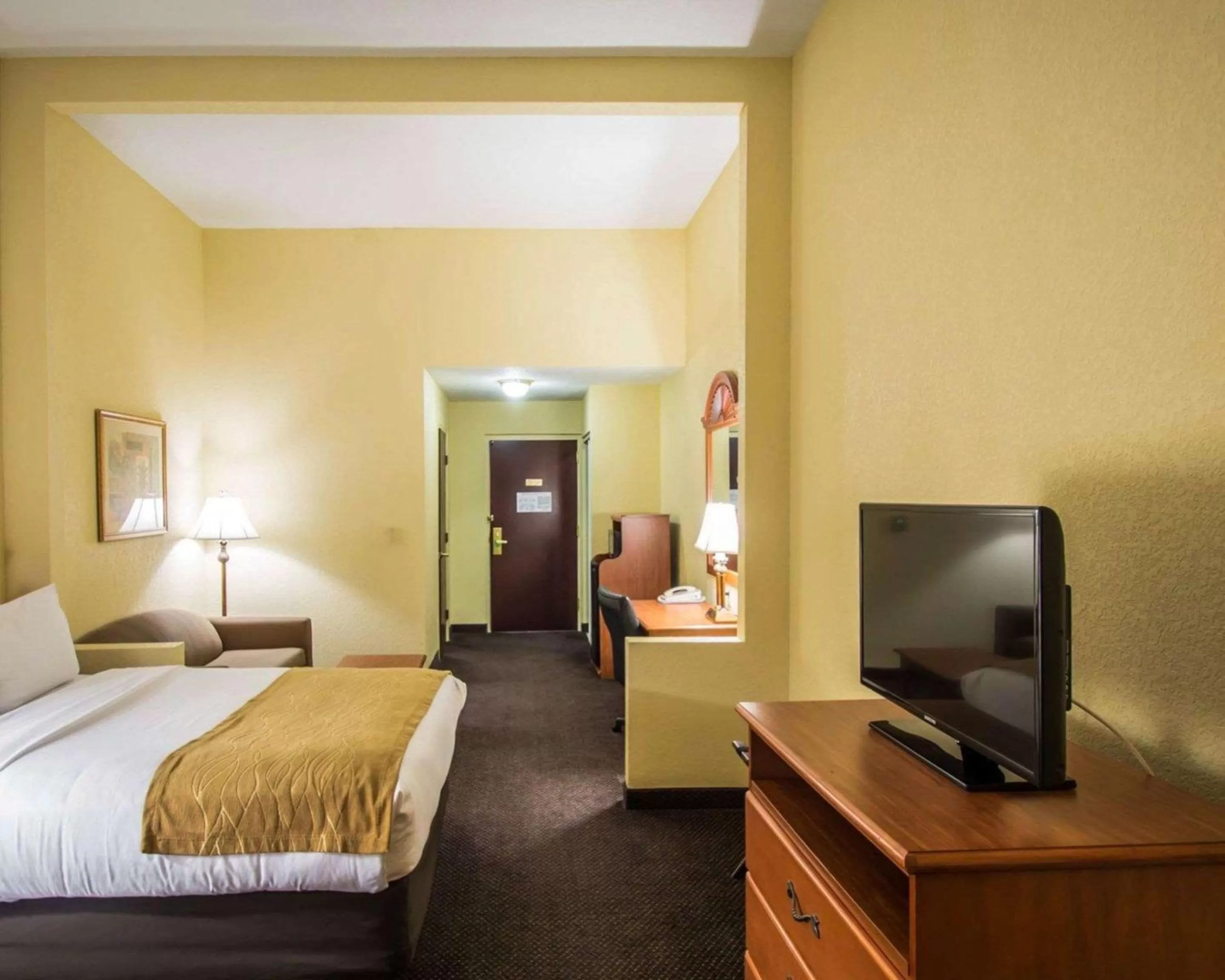 Photo of the whole room, Bed in Comfort Inn & Suites Jupiter I-95