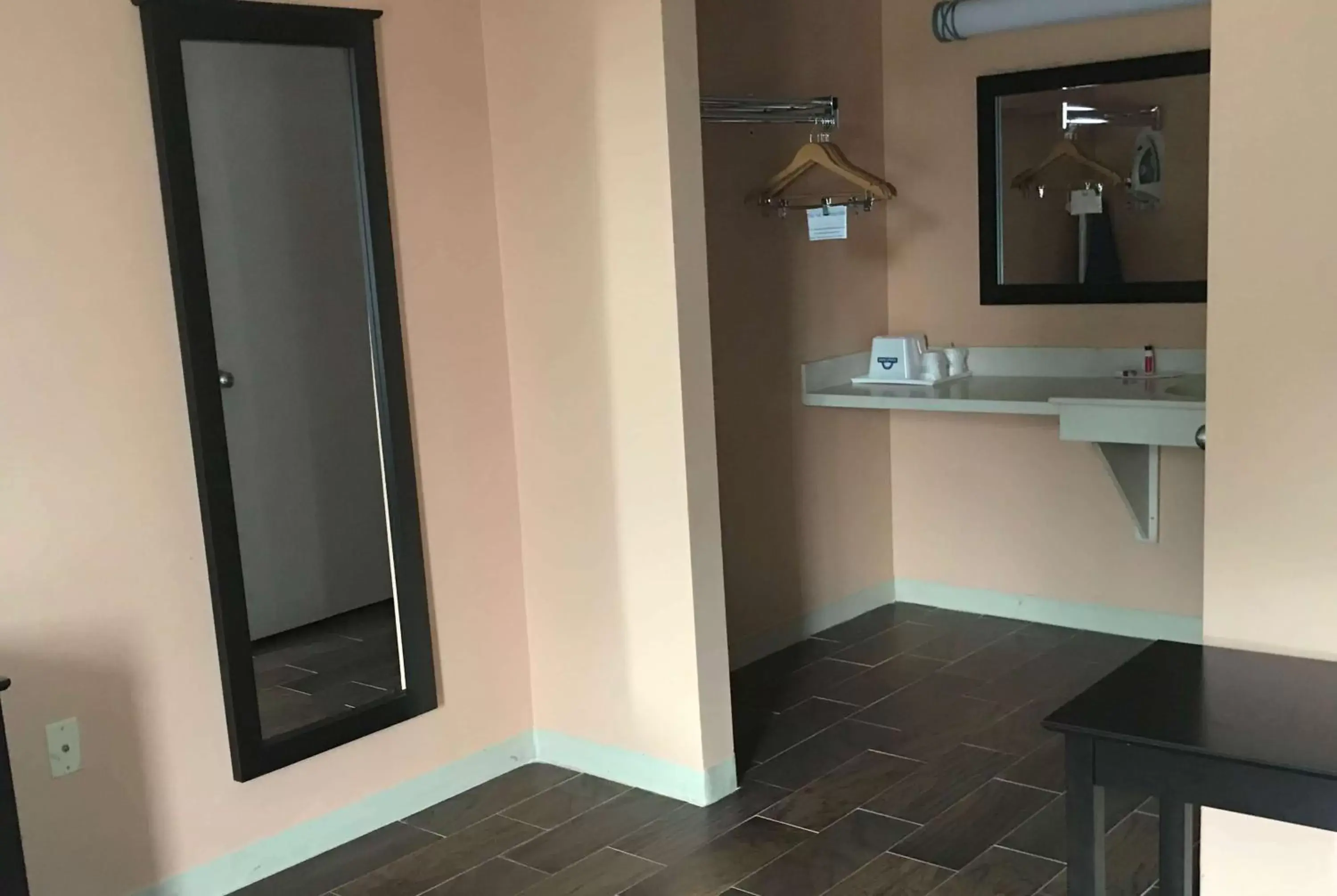 Photo of the whole room, Bathroom in Days Inn & Suites by Wyndham Davenport