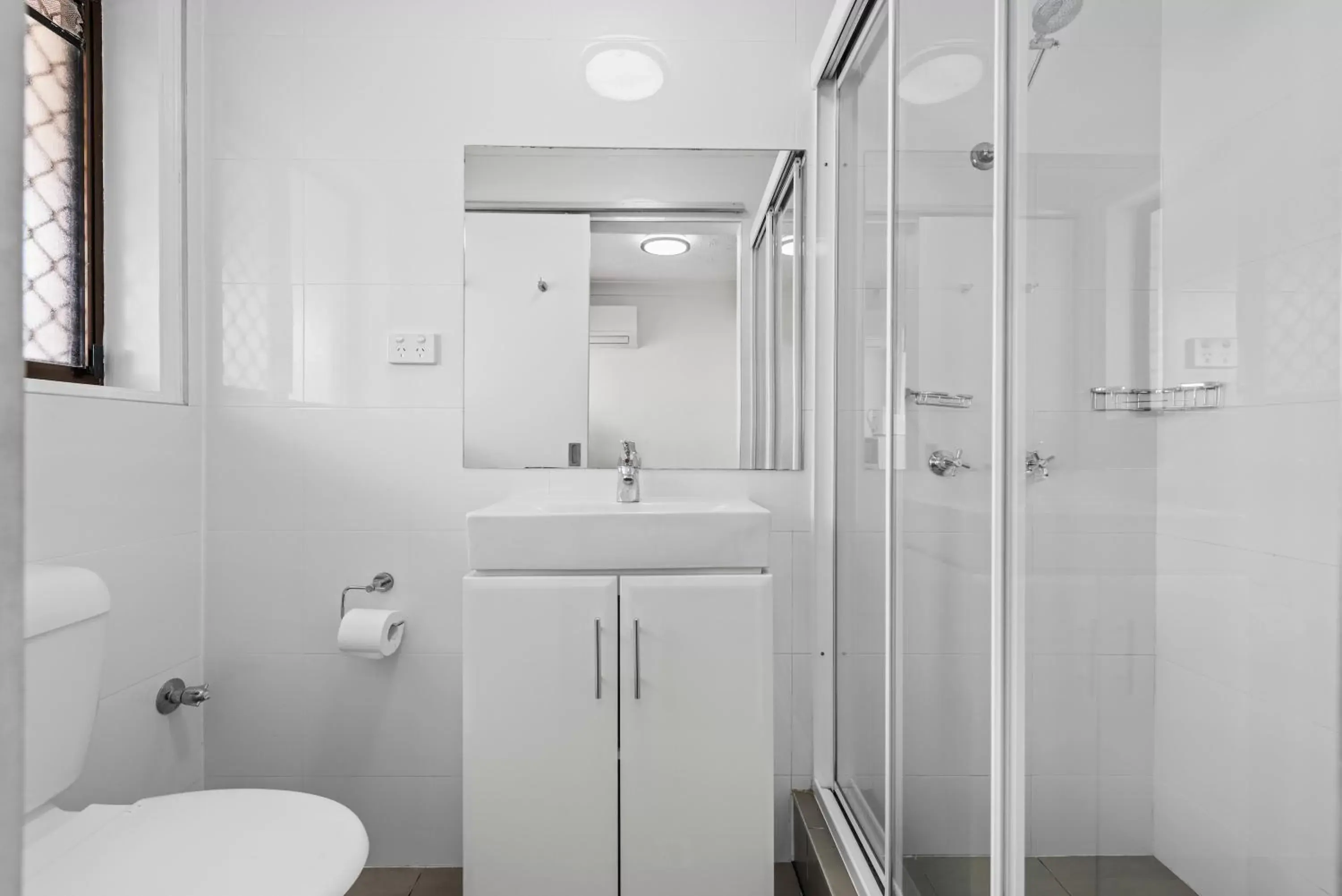 Bathroom in Gold Coast Inn