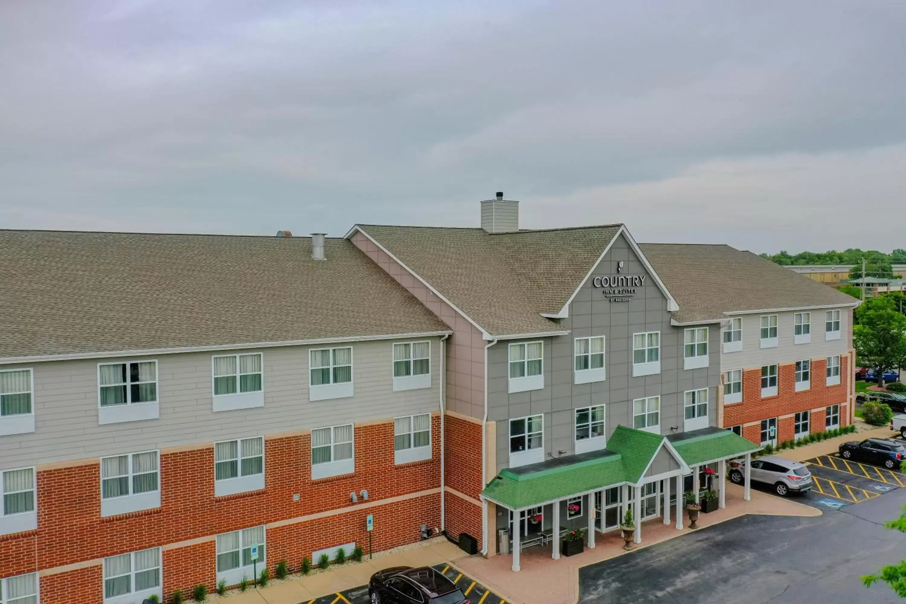 Property Building in Country Inn & Suites by Radisson, Crystal Lake, IL