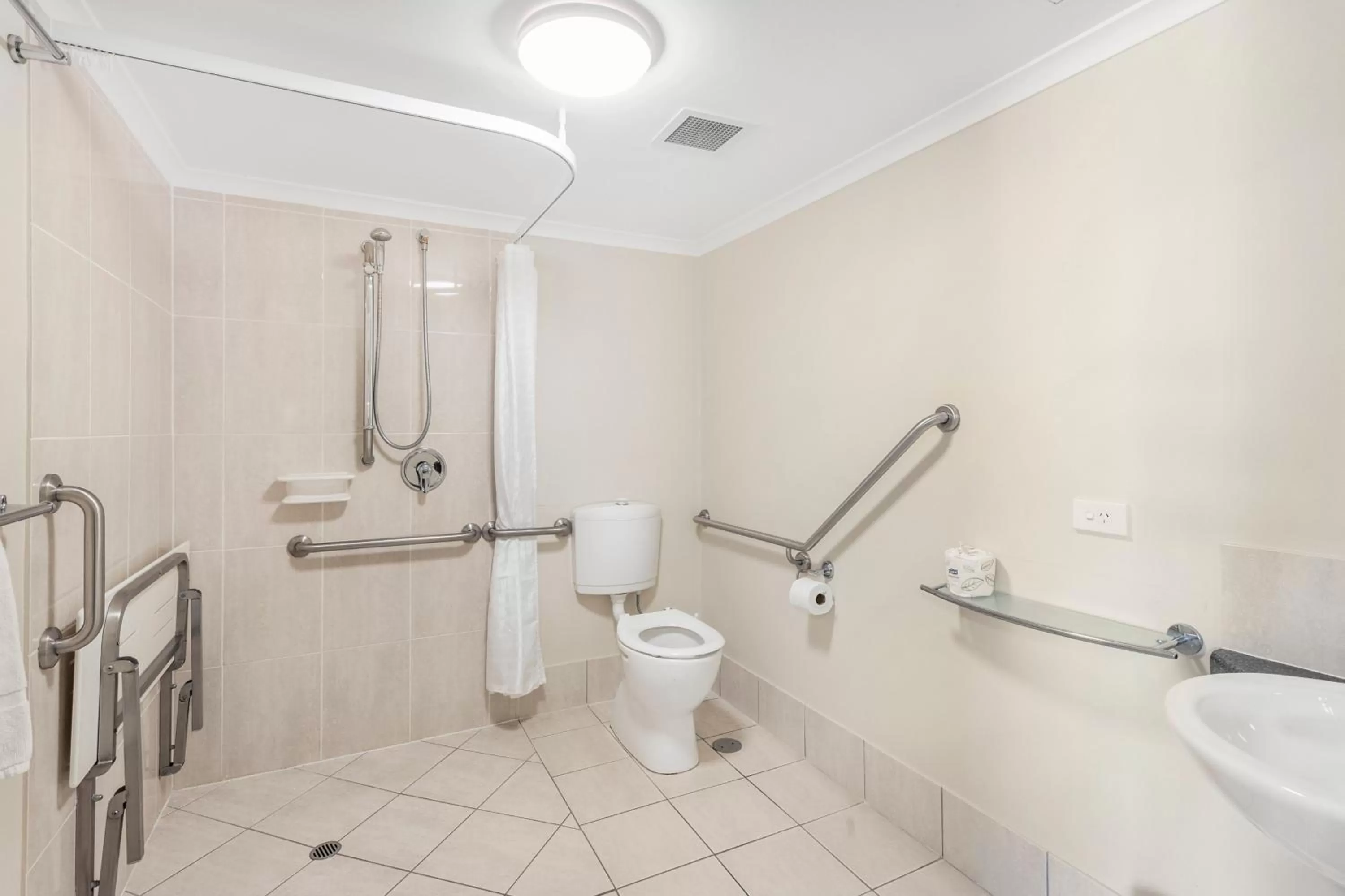 Bathroom in Citywalk Motor Inn