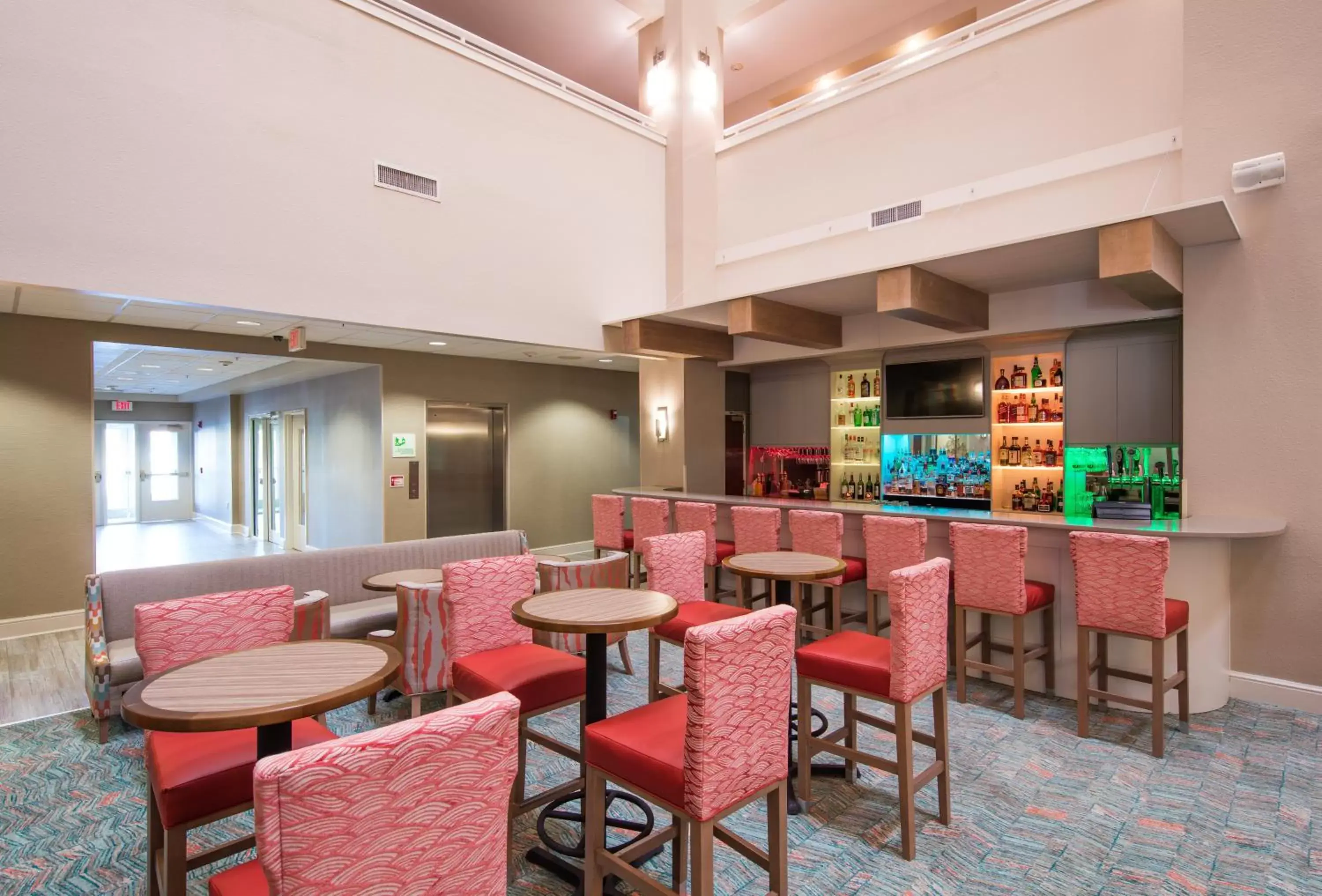 Lounge or bar, Lounge/Bar in Holiday Inn Hotel & Suites Lake City, an IHG Hotel