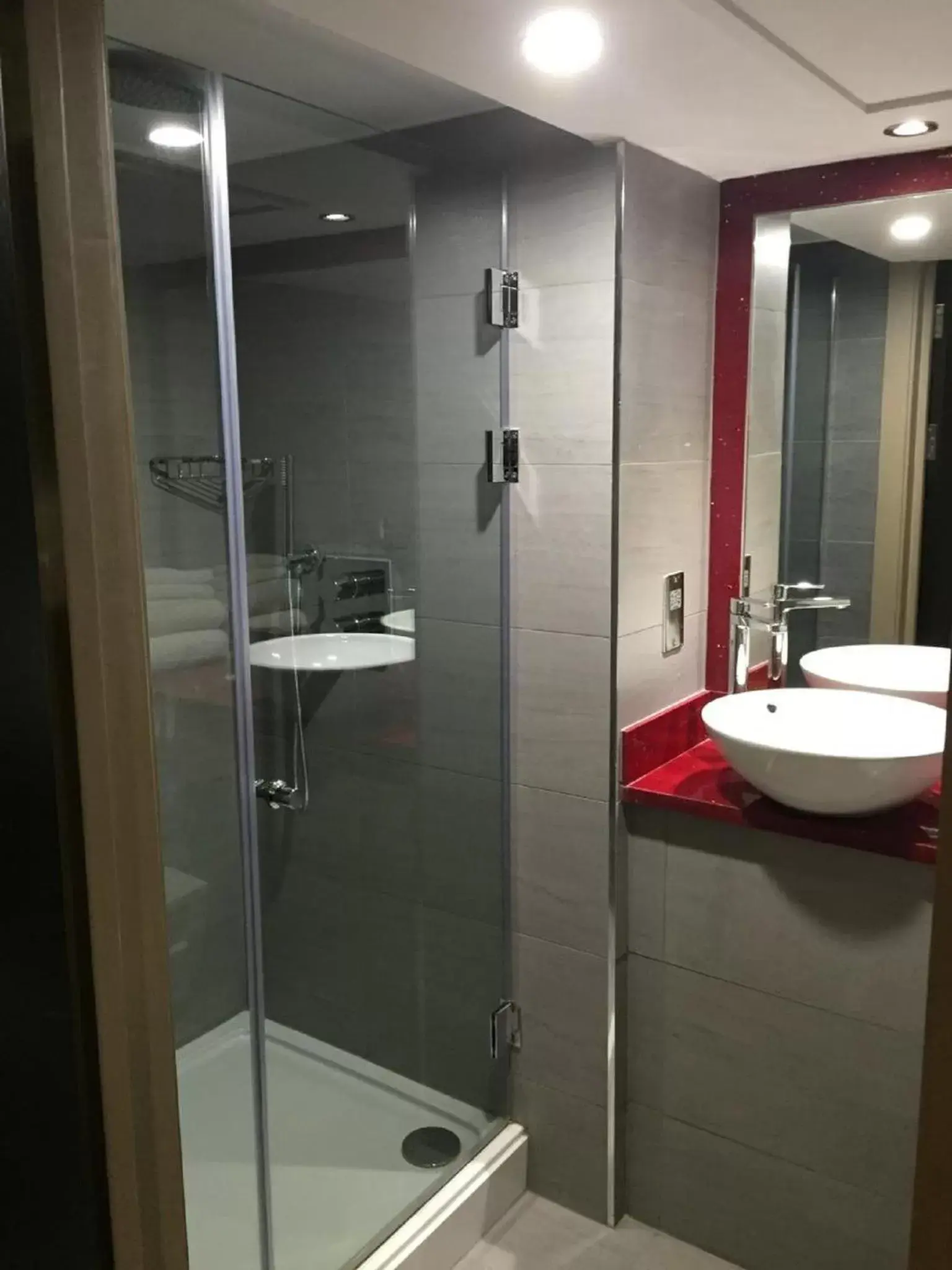 Bathroom in Maitrise Hotel Maida Vale - London