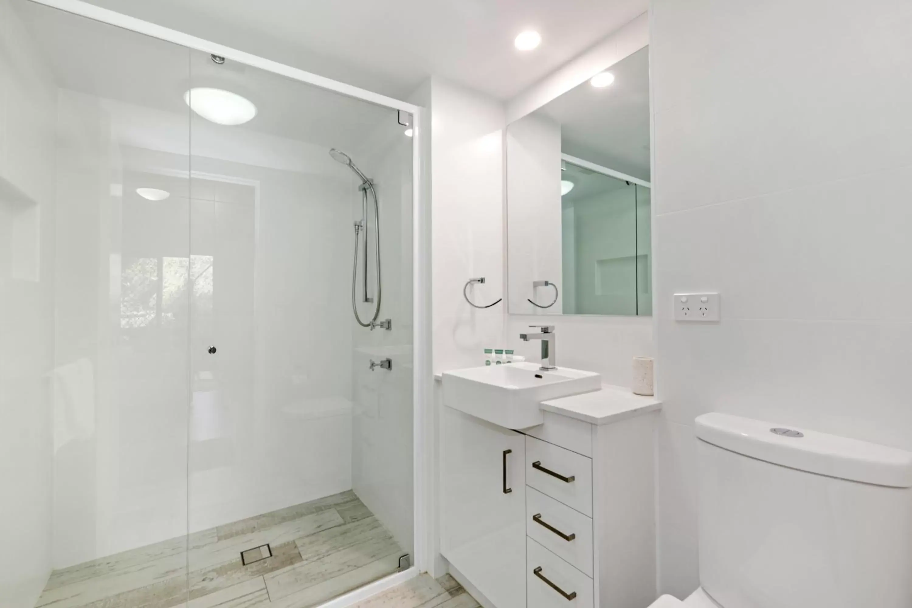 Bathroom in Lennox Beach Resort