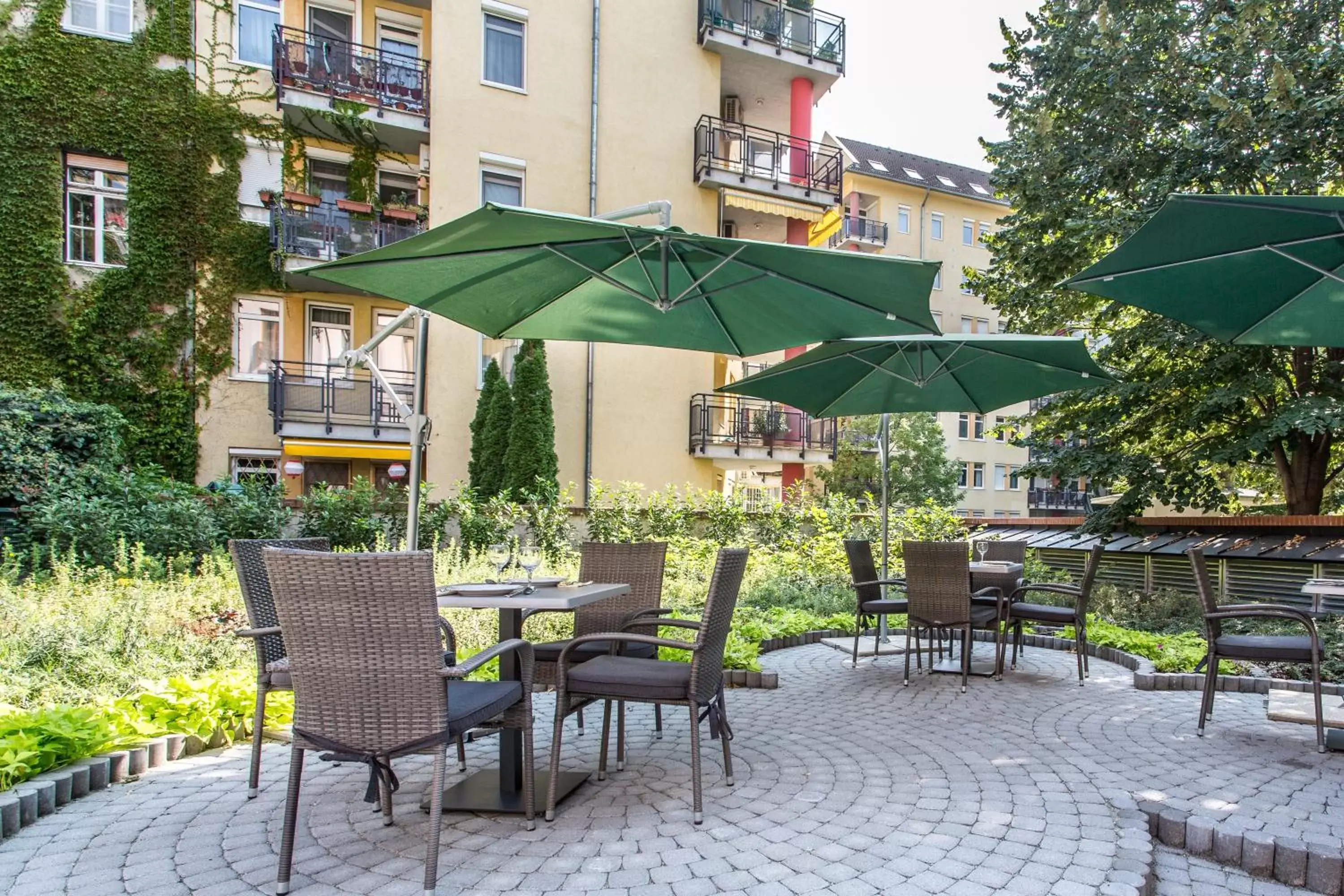 Patio, Restaurant/Places to Eat in Corvin Hotel Budapest Sissi Wing