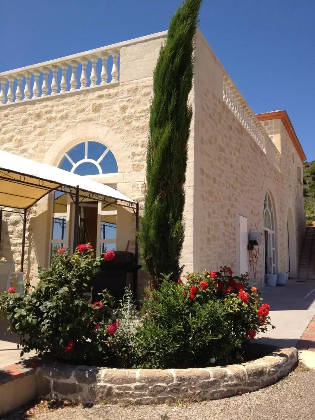 Day, Property Building in Château de Valloubière