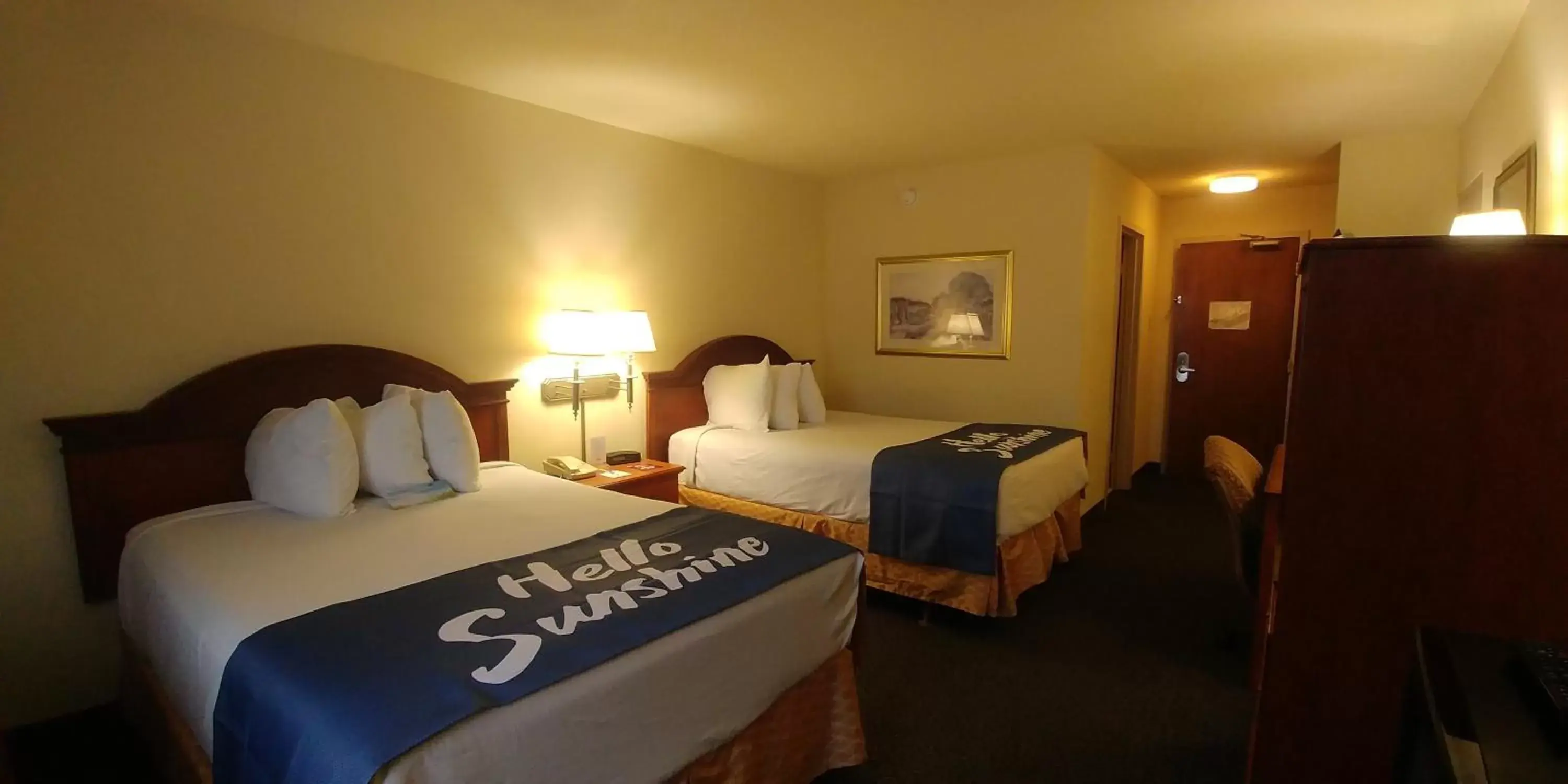 Photo of the whole room, Bed in Days Inn by Wyndham Sidney OH