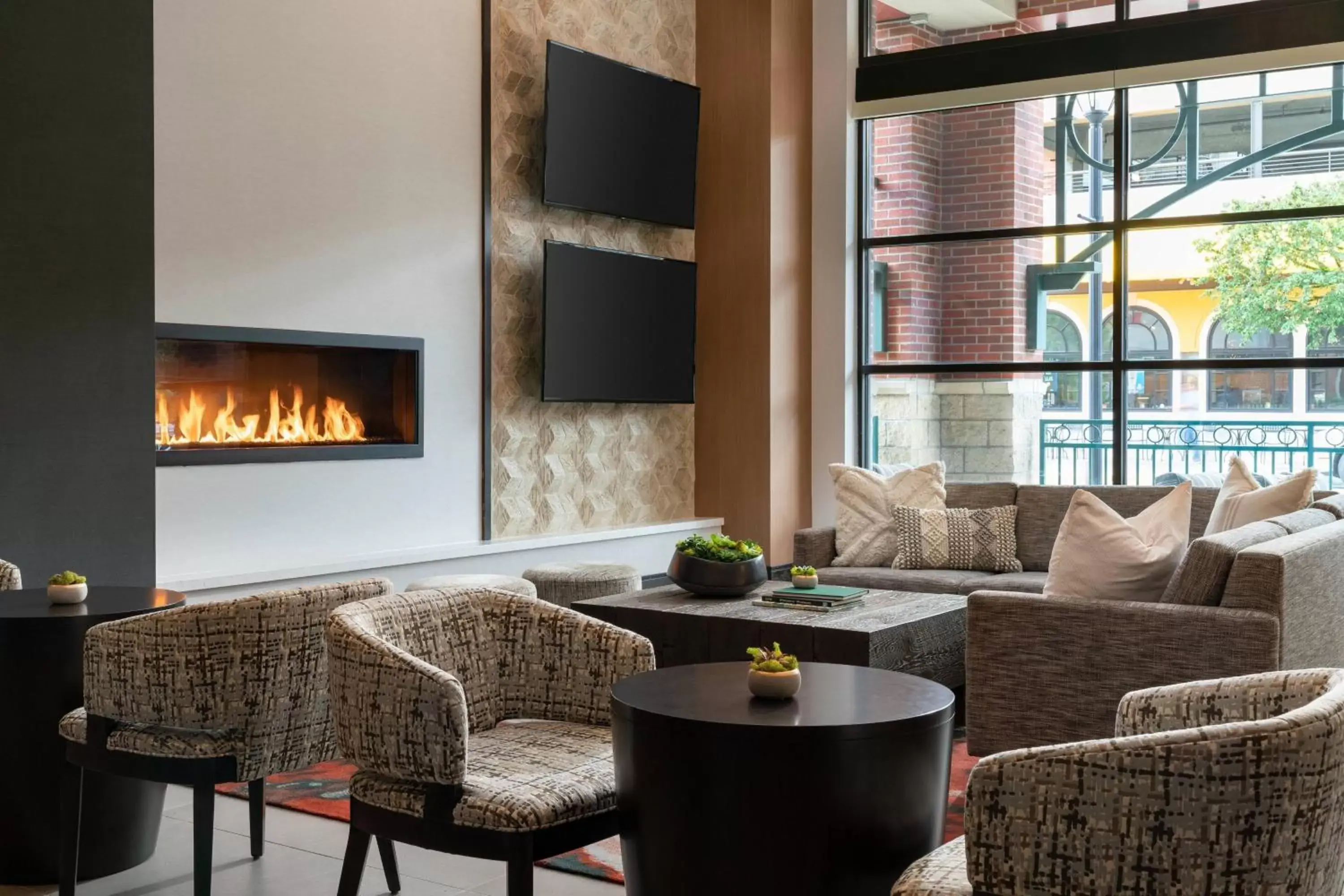 Photo of the whole room, Seating Area in Seattle Marriott Redmond