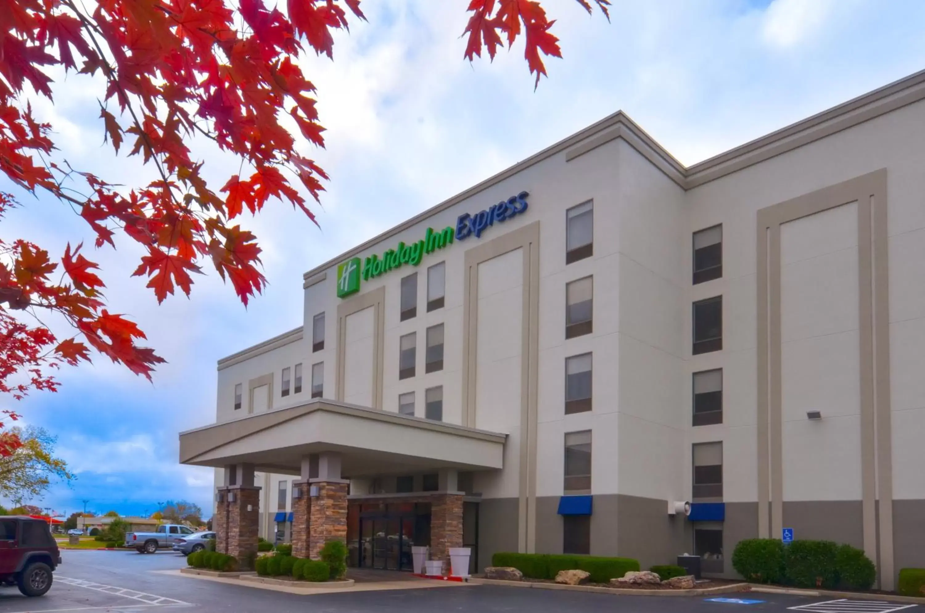 Property building in Holiday Inn Express & Suites Fayetteville University of Arkansas Area, an IHG Hotel