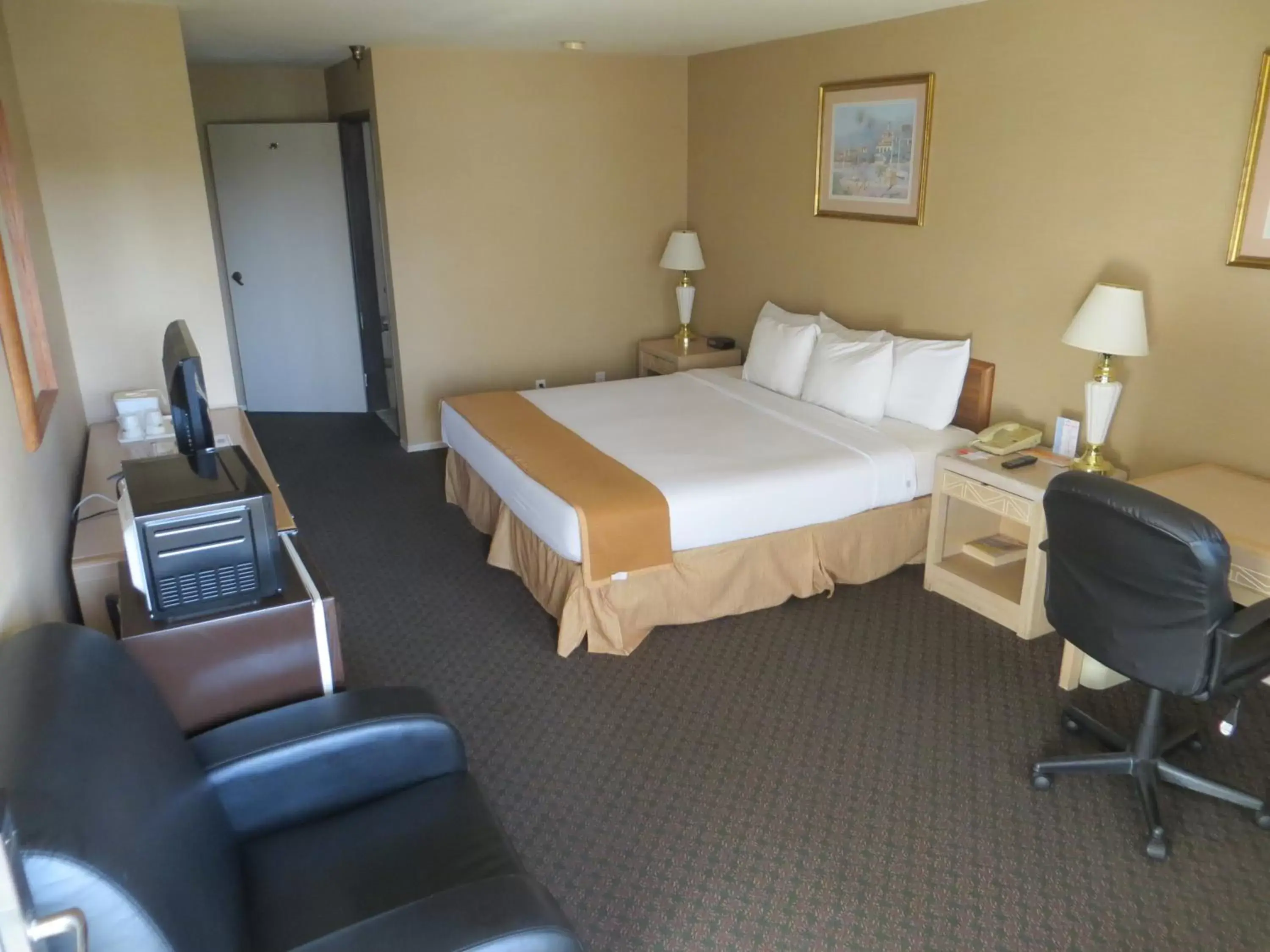 Deluxe King Room - Non-Smoking in Howard Johnson by Wyndham Torrance