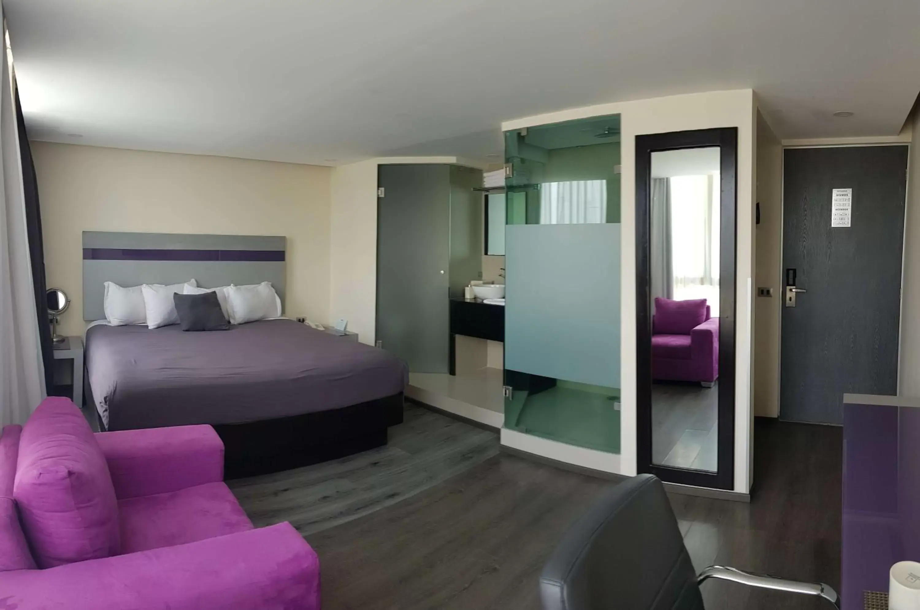 Photo of the whole room, Bed in Best Western Plus Metepec & Suites