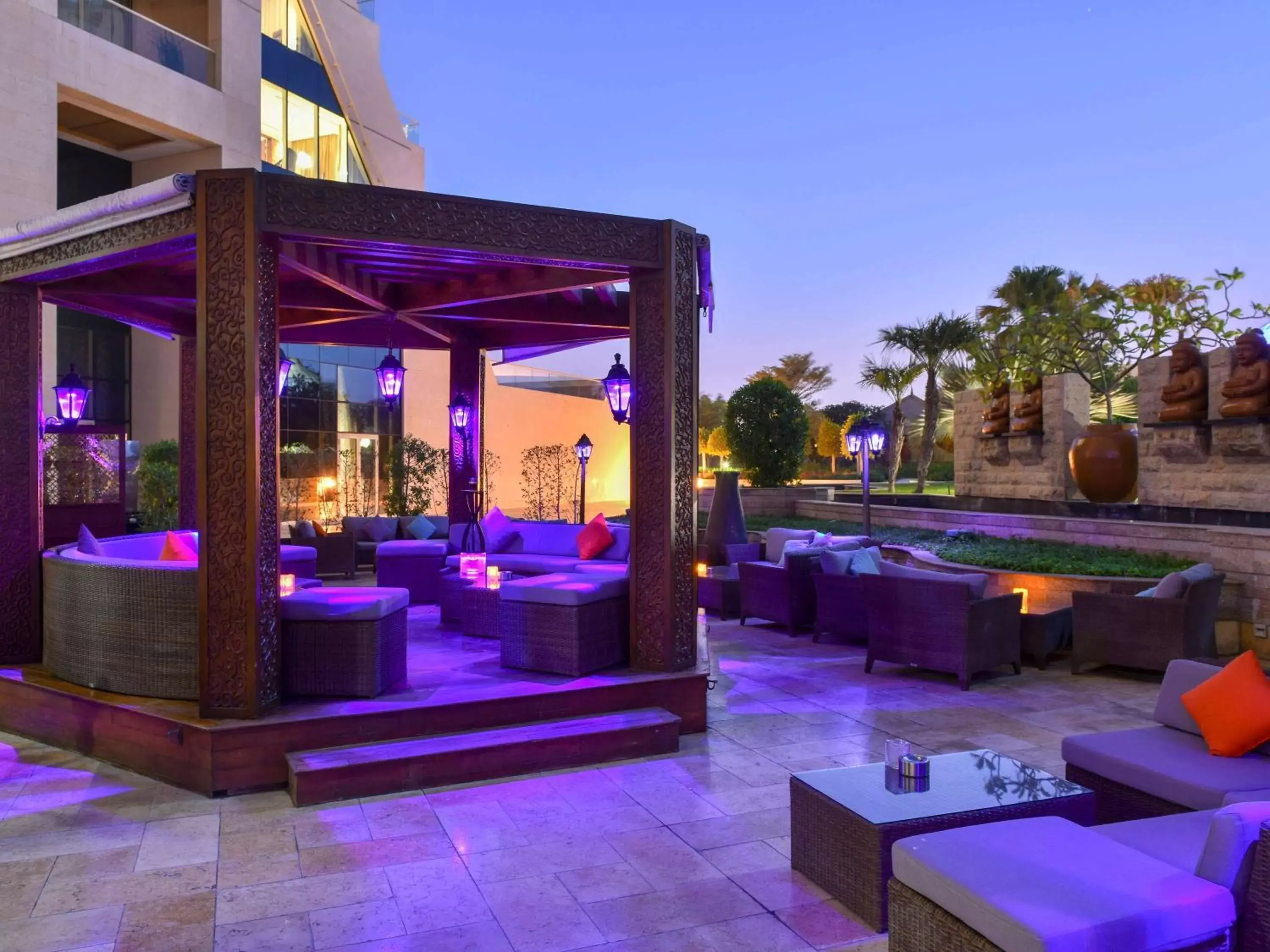 Lounge or bar in Raffles Dubai