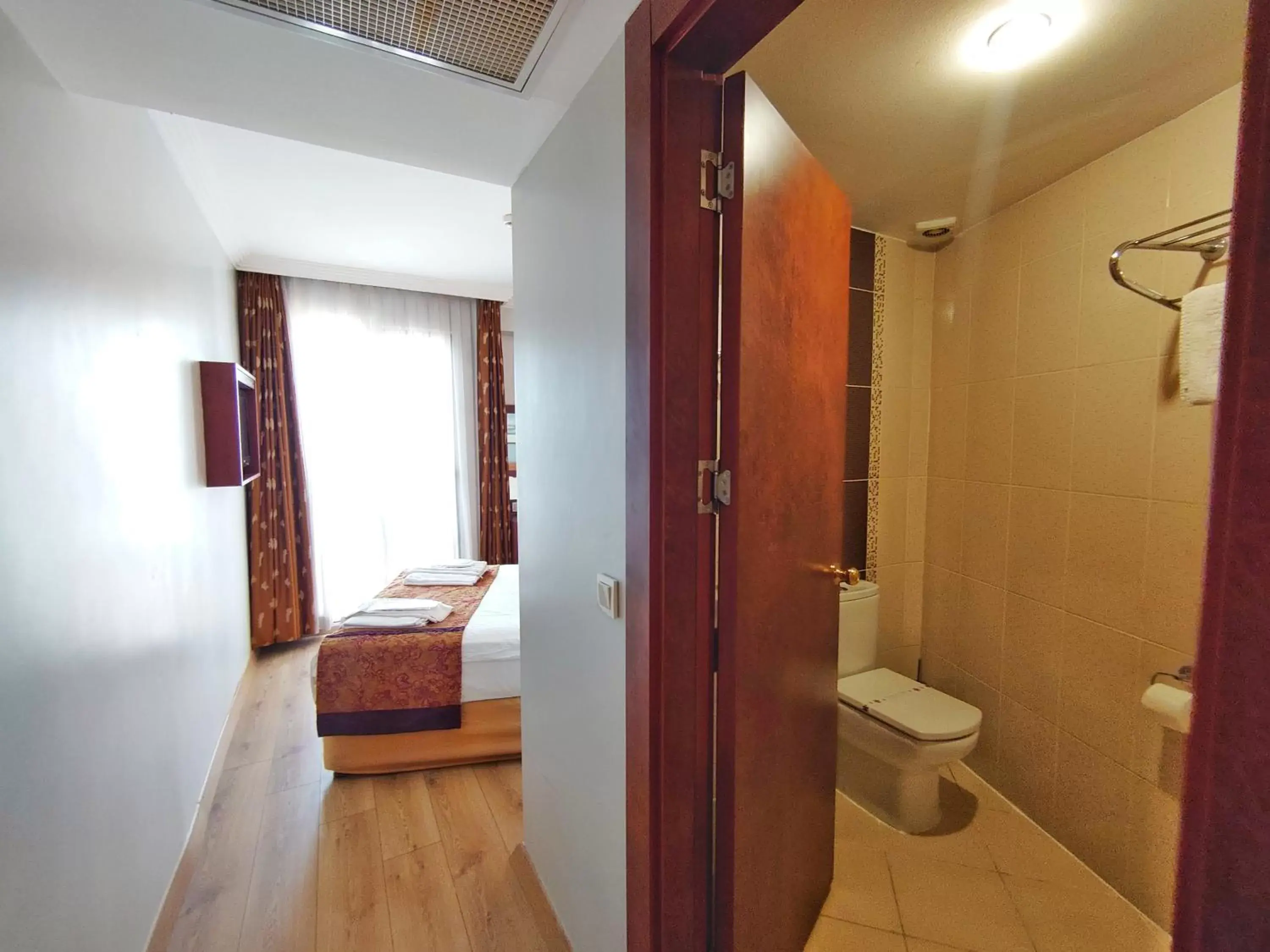 Bed, Bathroom in Orient Mintur Hotel