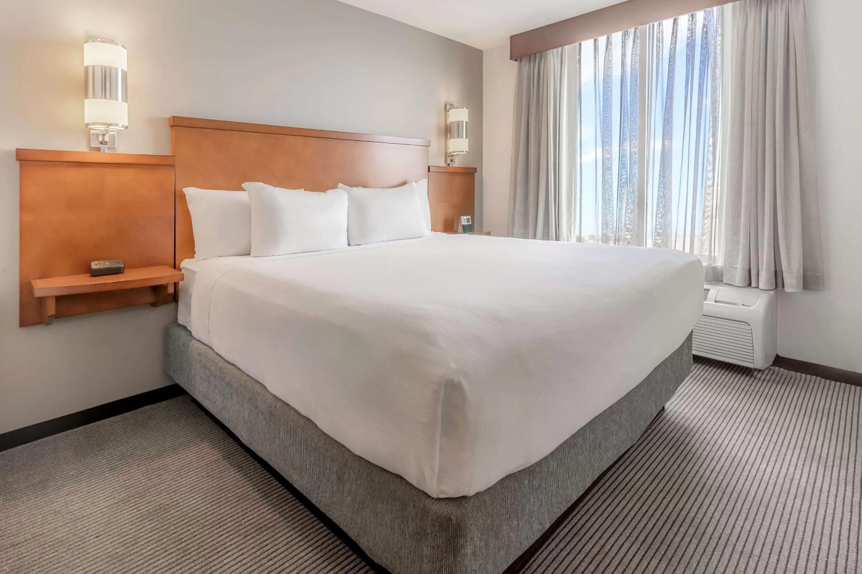 Photo of the whole room, Bed in Hyatt Place Salt Lake City Airport