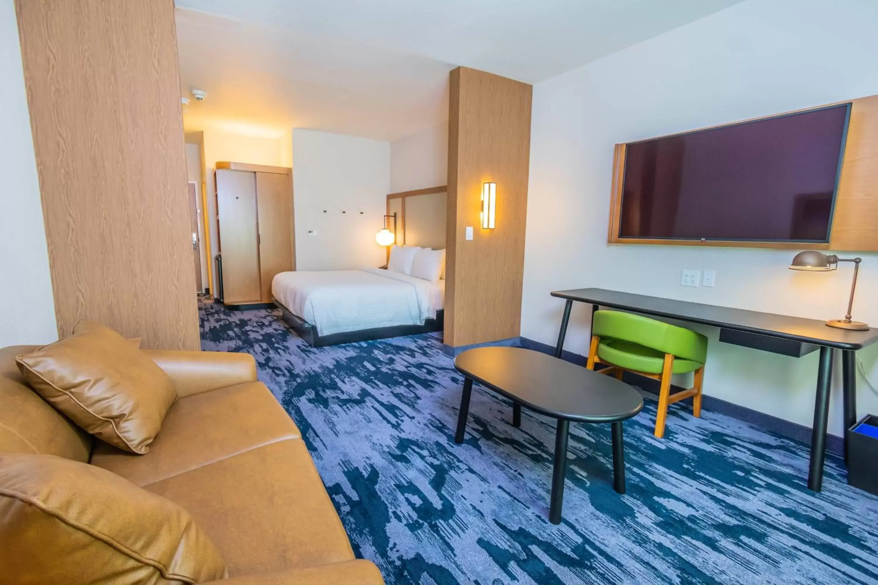 Bedroom, TV/Entertainment Center in Fairfield Inn & Suites by Marriott Houston League City