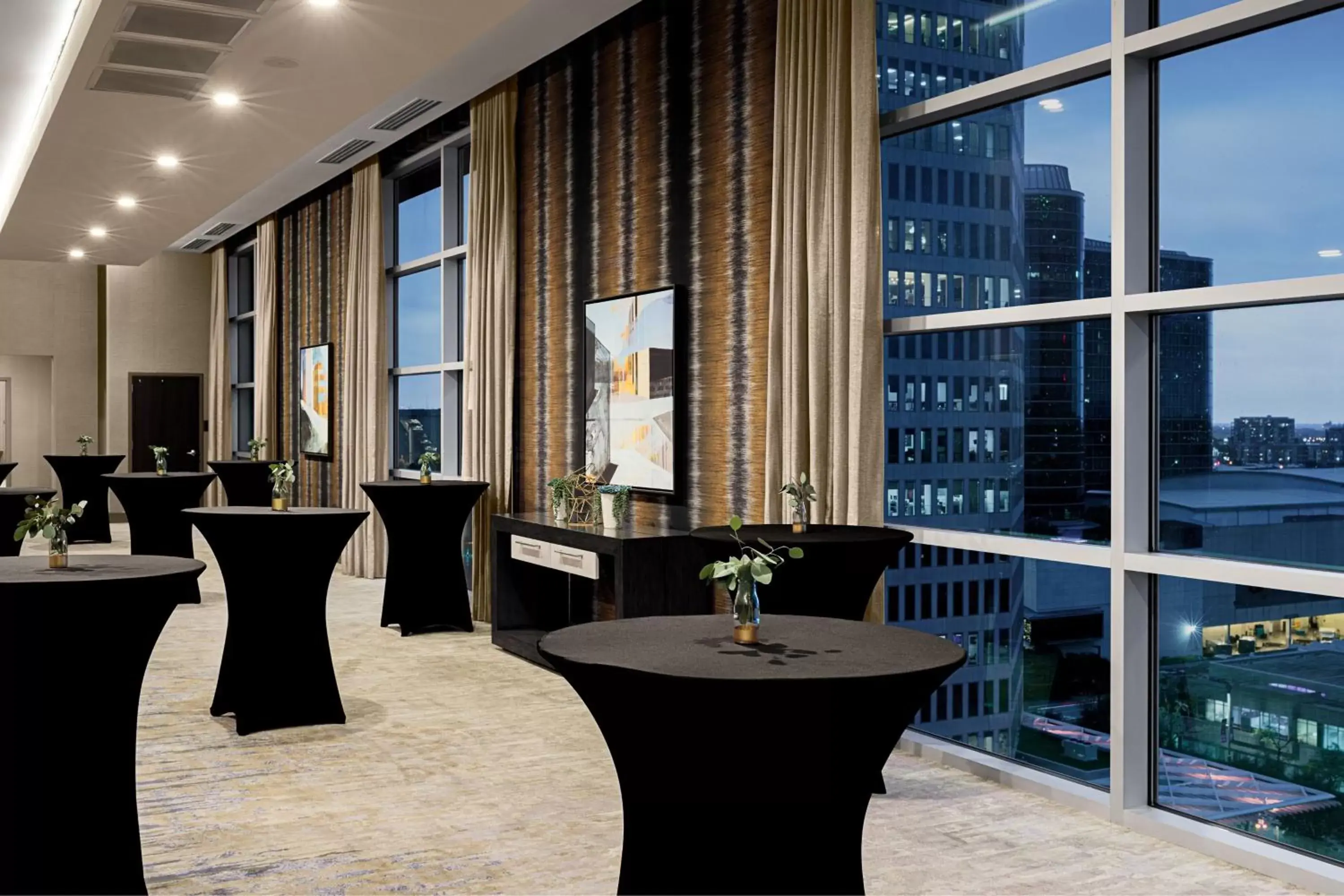 Meeting/conference room in Courtyard by Marriott Dallas Downtown/Reunion District