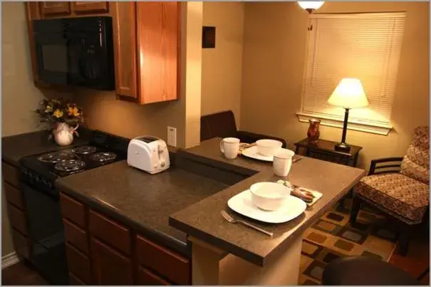 Kitchen or kitchenette, Kitchen/Kitchenette in Eagle's Den Suites Cotulla a Travelodge by Wyndham