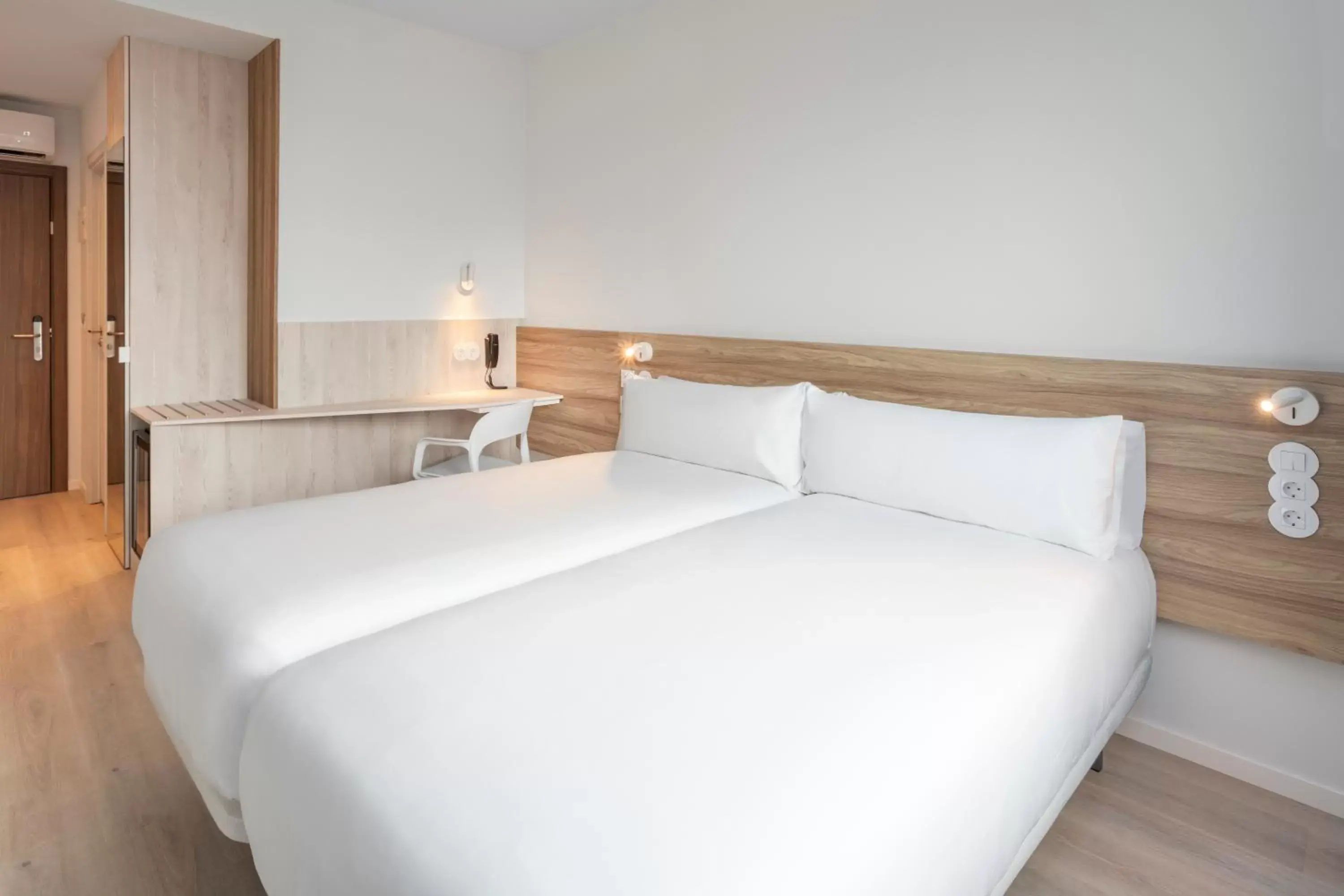 Bedroom, Bed in B&B HOTEL Lisboa Oeiras