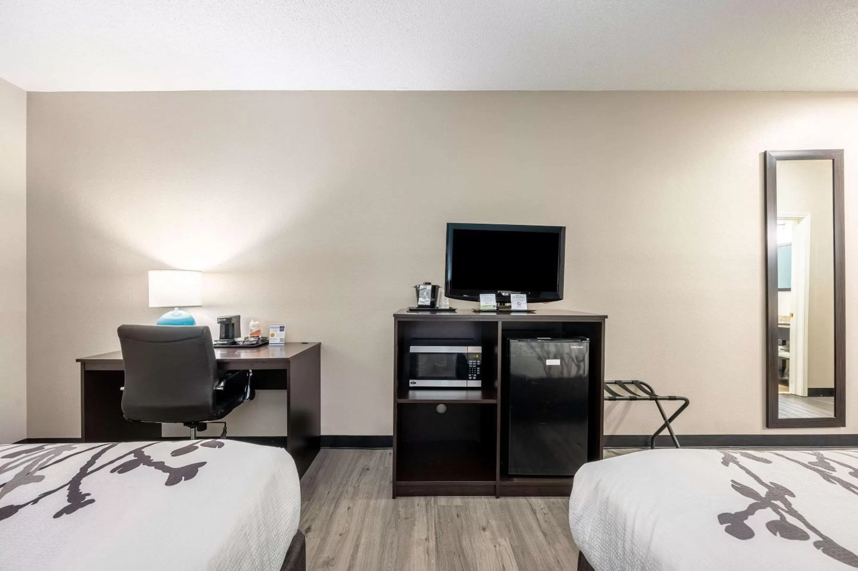 Photo of the whole room, Bed in Sleep Inn & Suites