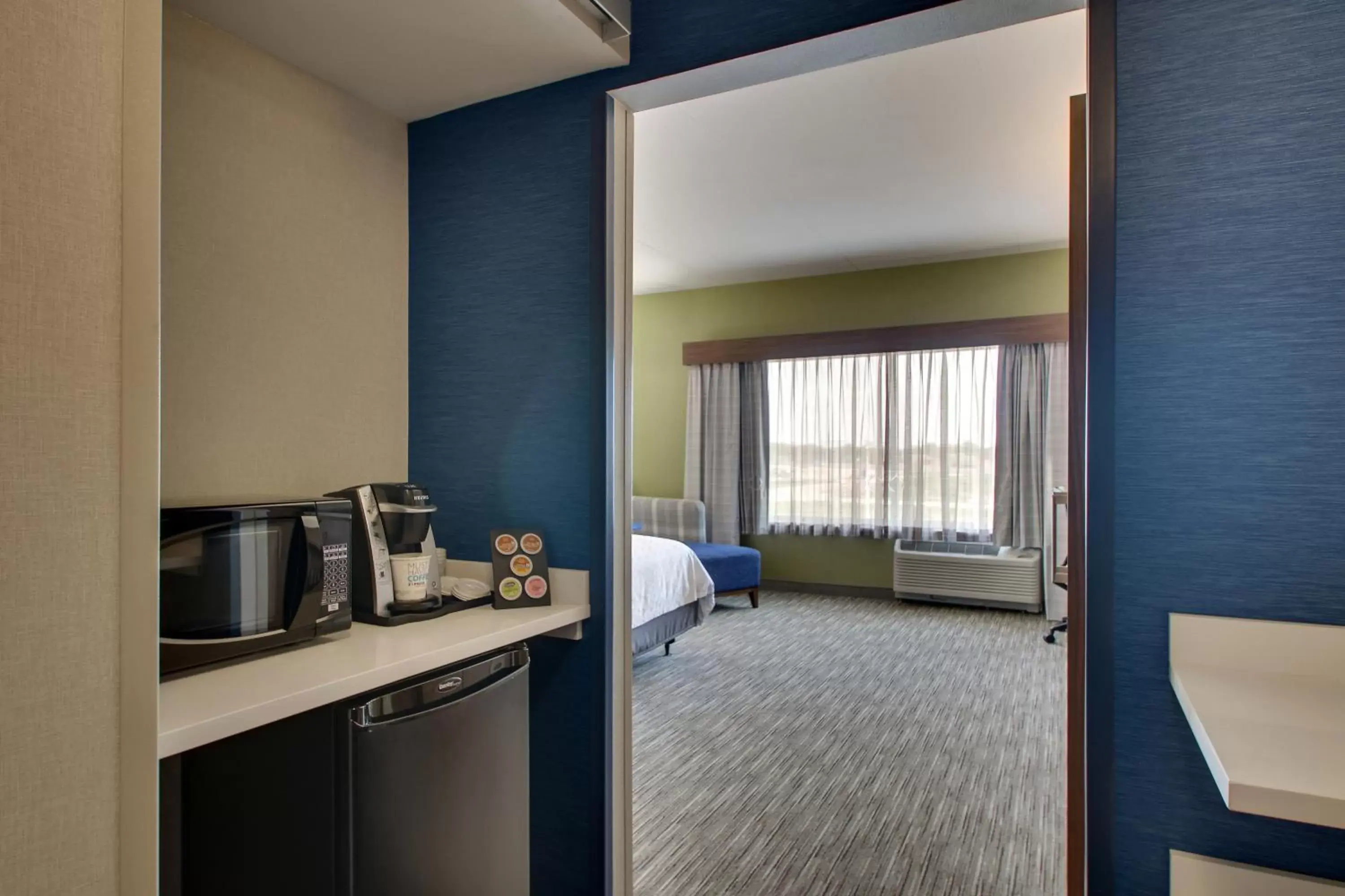 Kitchen/Kitchenette in Holiday Inn Express & Suites Findlay North, an IHG Hotel