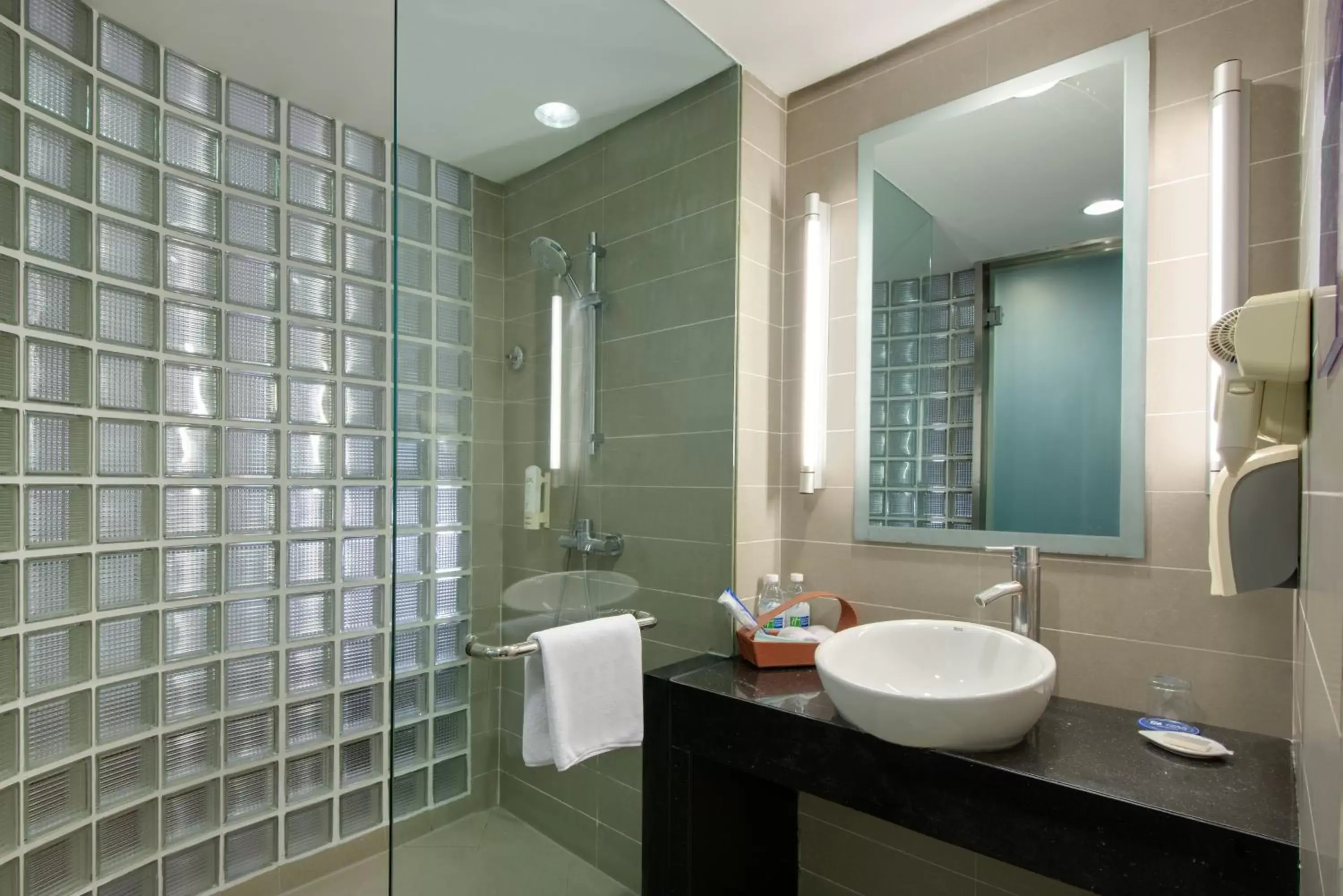 Bathroom in Holiday Inn Express Gulou Chengdu, an IHG Hotel