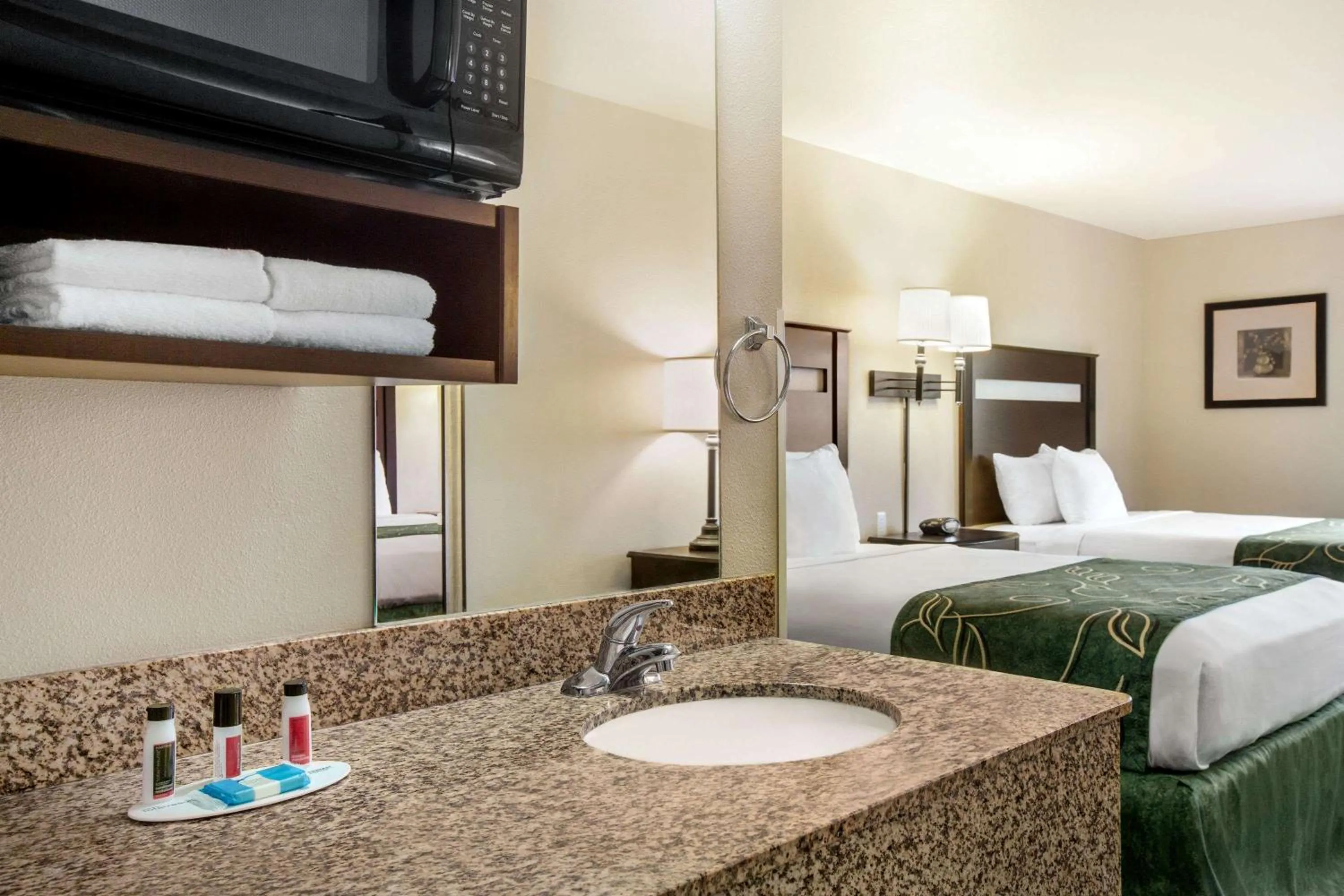 Bathroom, Bed in Travelodge by Wyndham Livonia