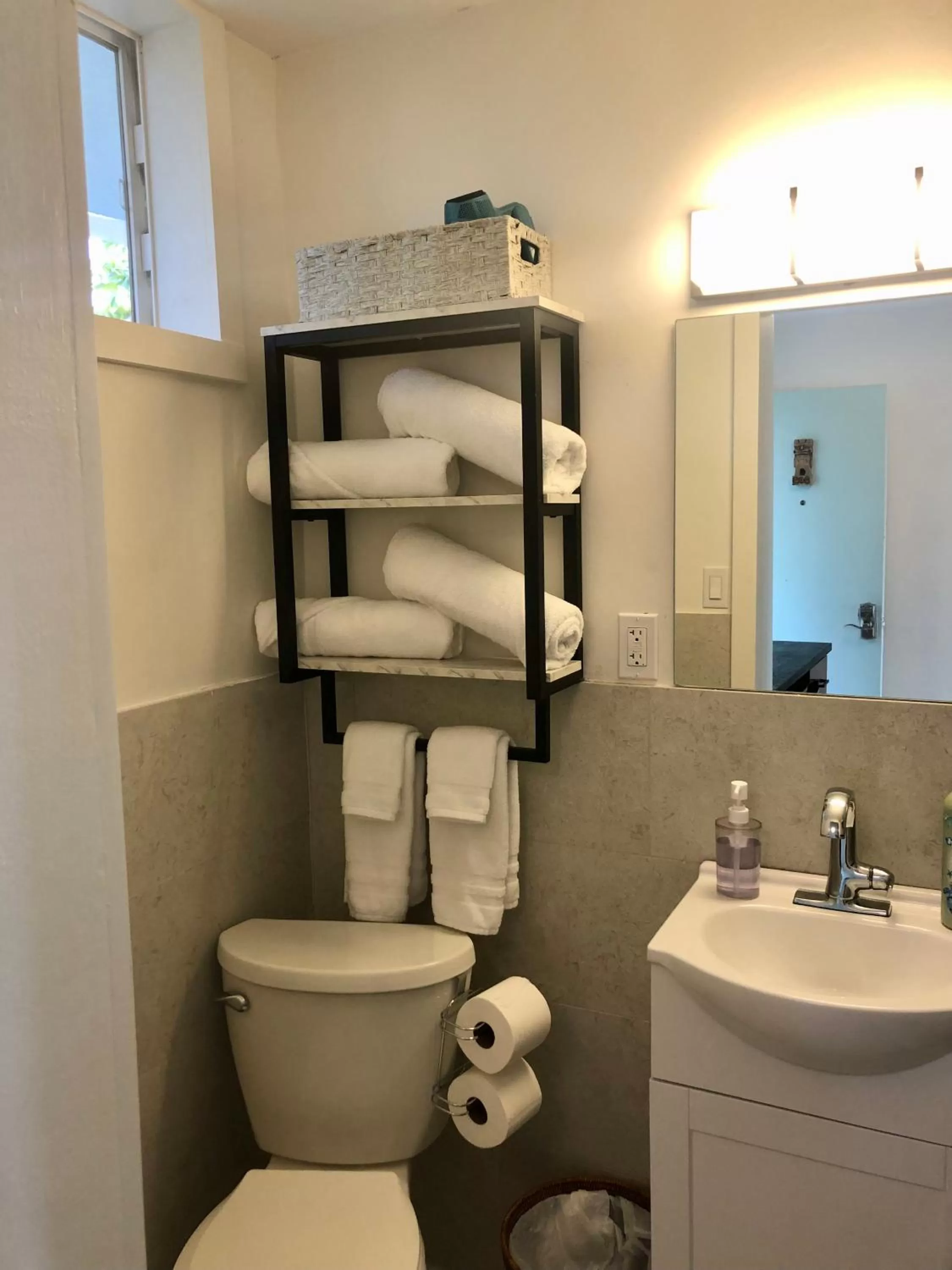 Bathroom in Kona Tiki Hotel