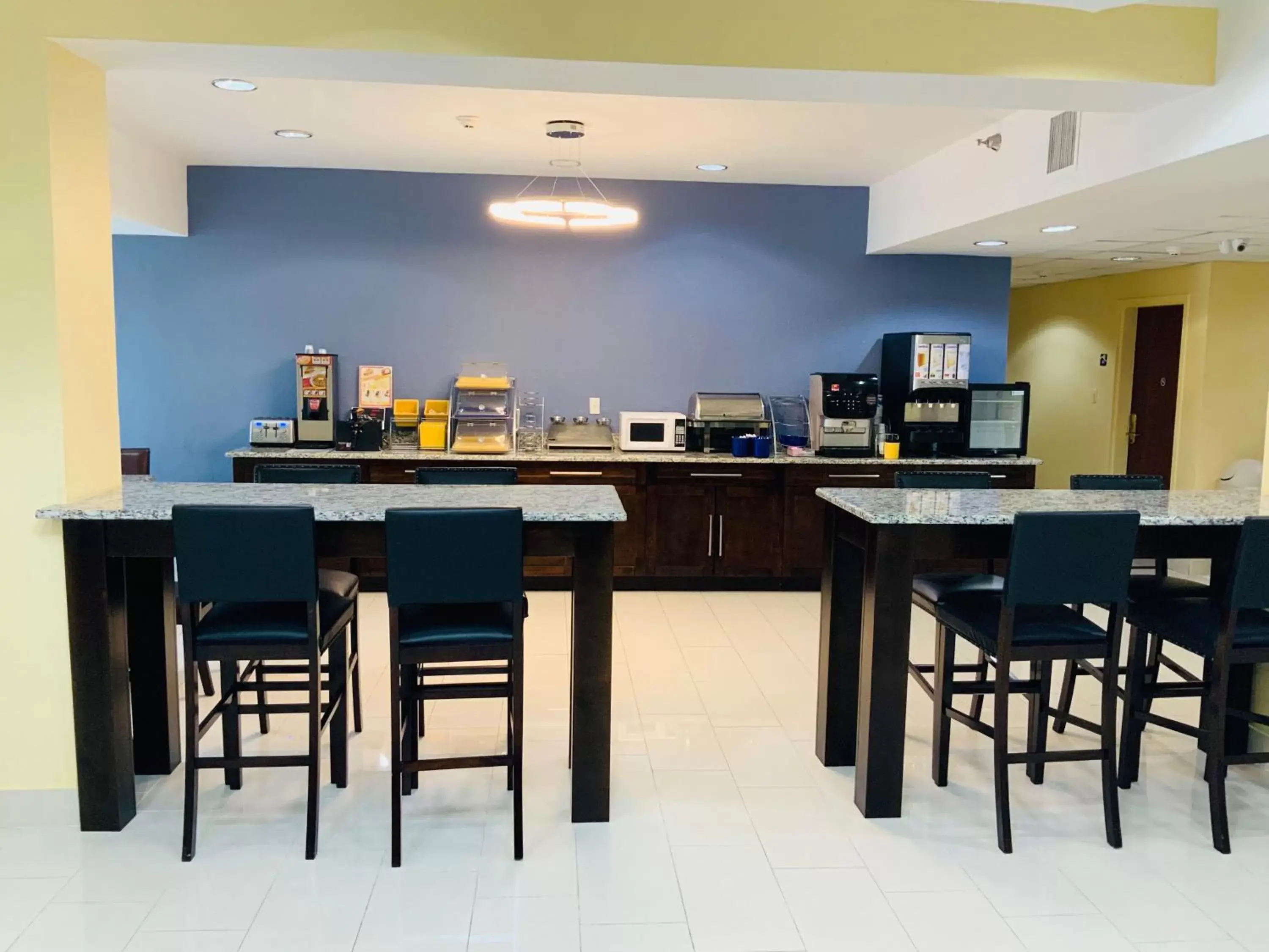 Buffet breakfast in Days Inn & Suites by Wyndham Tampa/Raymond James Stadium