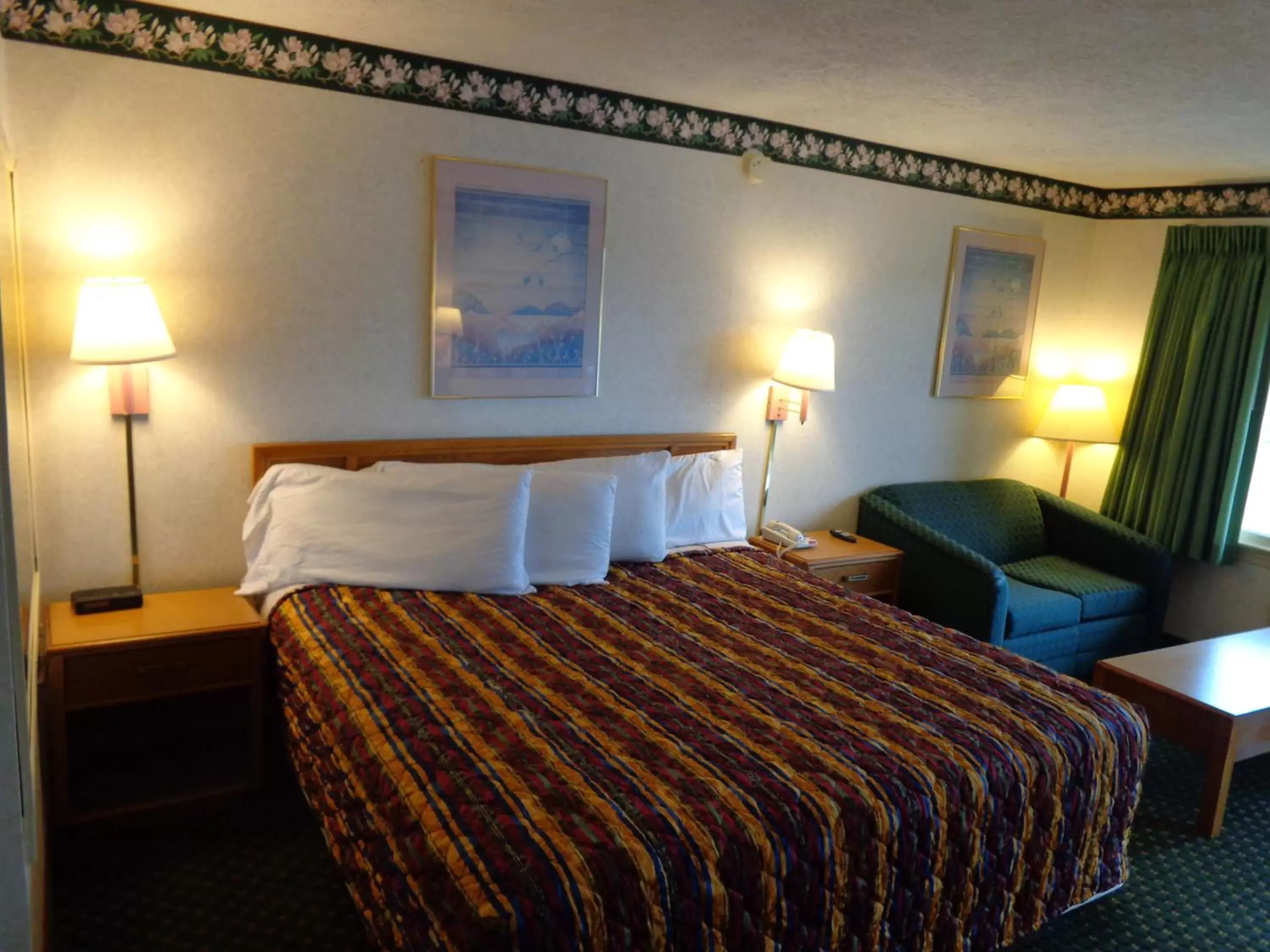 Photo of the whole room, Bed in Travelodge by Wyndham Ridgeway Martinsville Area