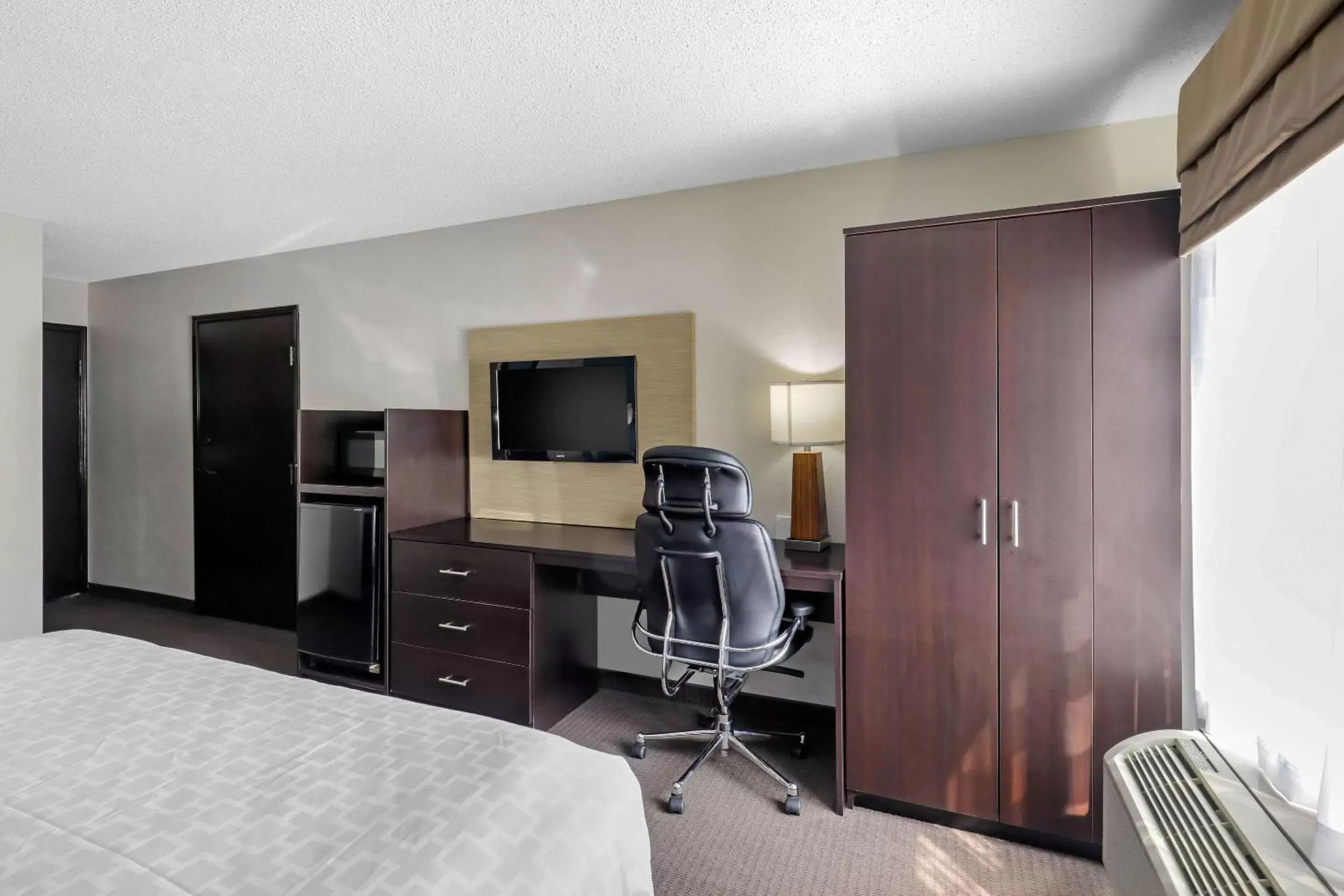 Photo of the whole room, TV/Entertainment Center in Clarion Inn & Suites DFW North