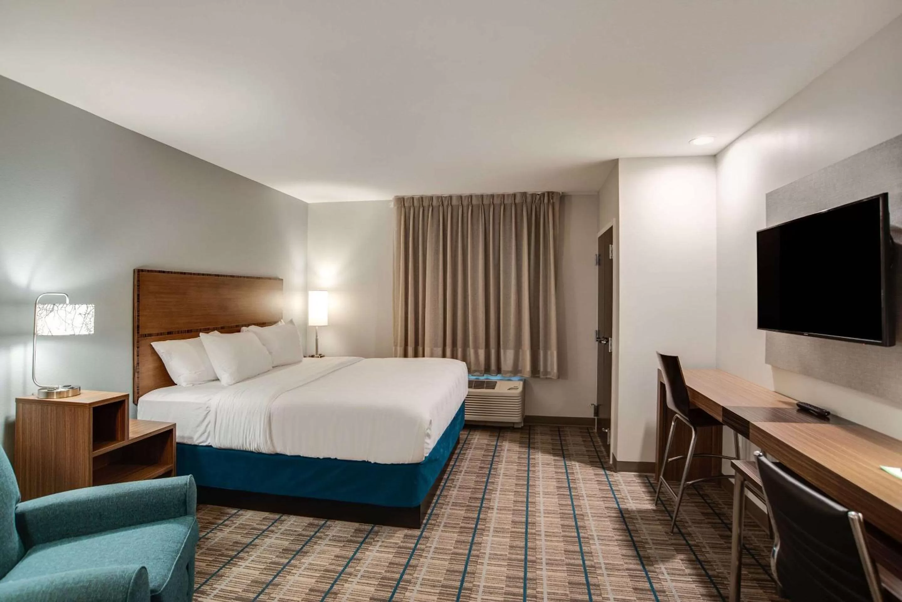 Bedroom, Bed in MainStay Suites Carlisle - Harrisburg