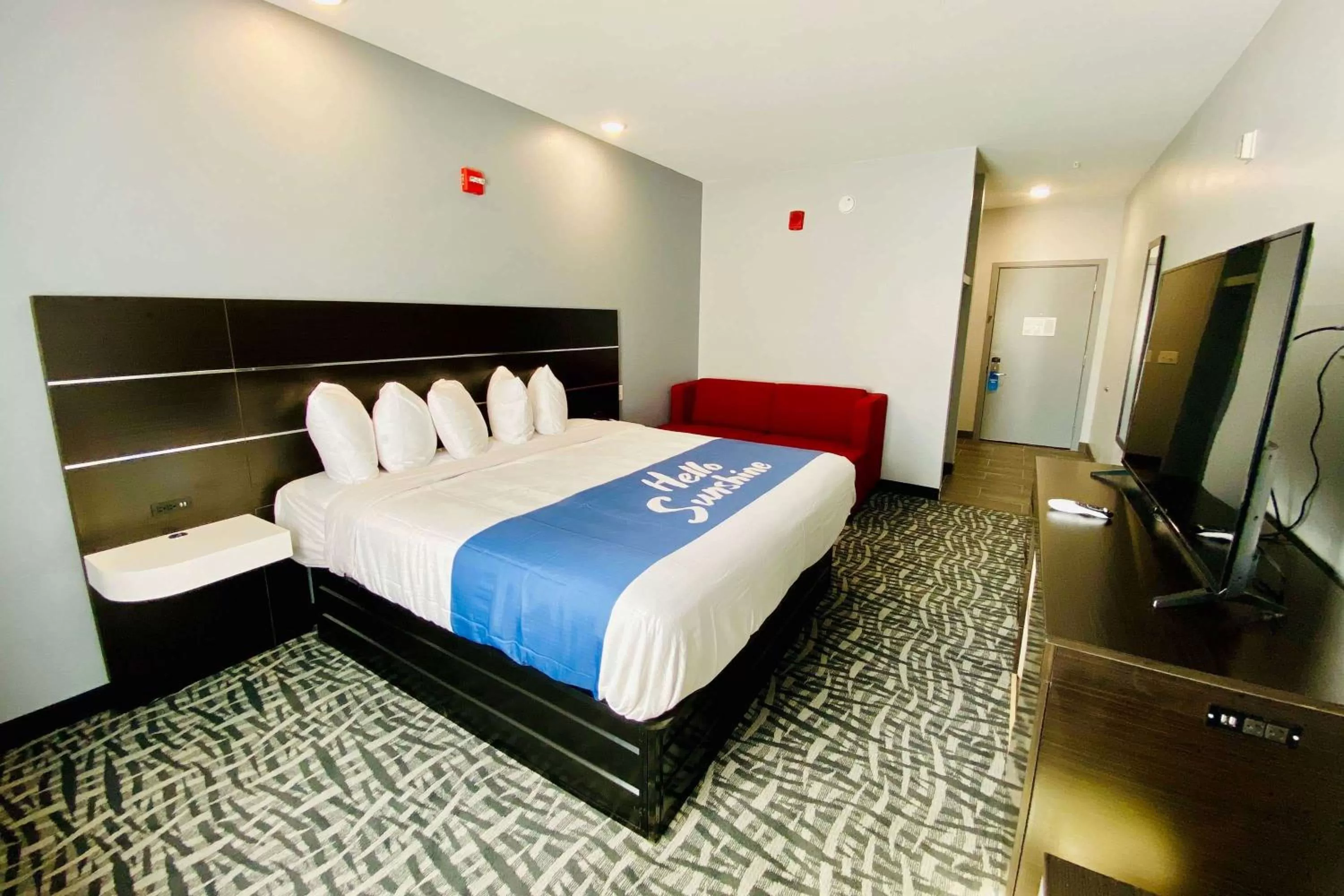 Photo of the whole room, Bed in Days Inn & Suites by Wyndham Horn Lake - Memphis Graceland