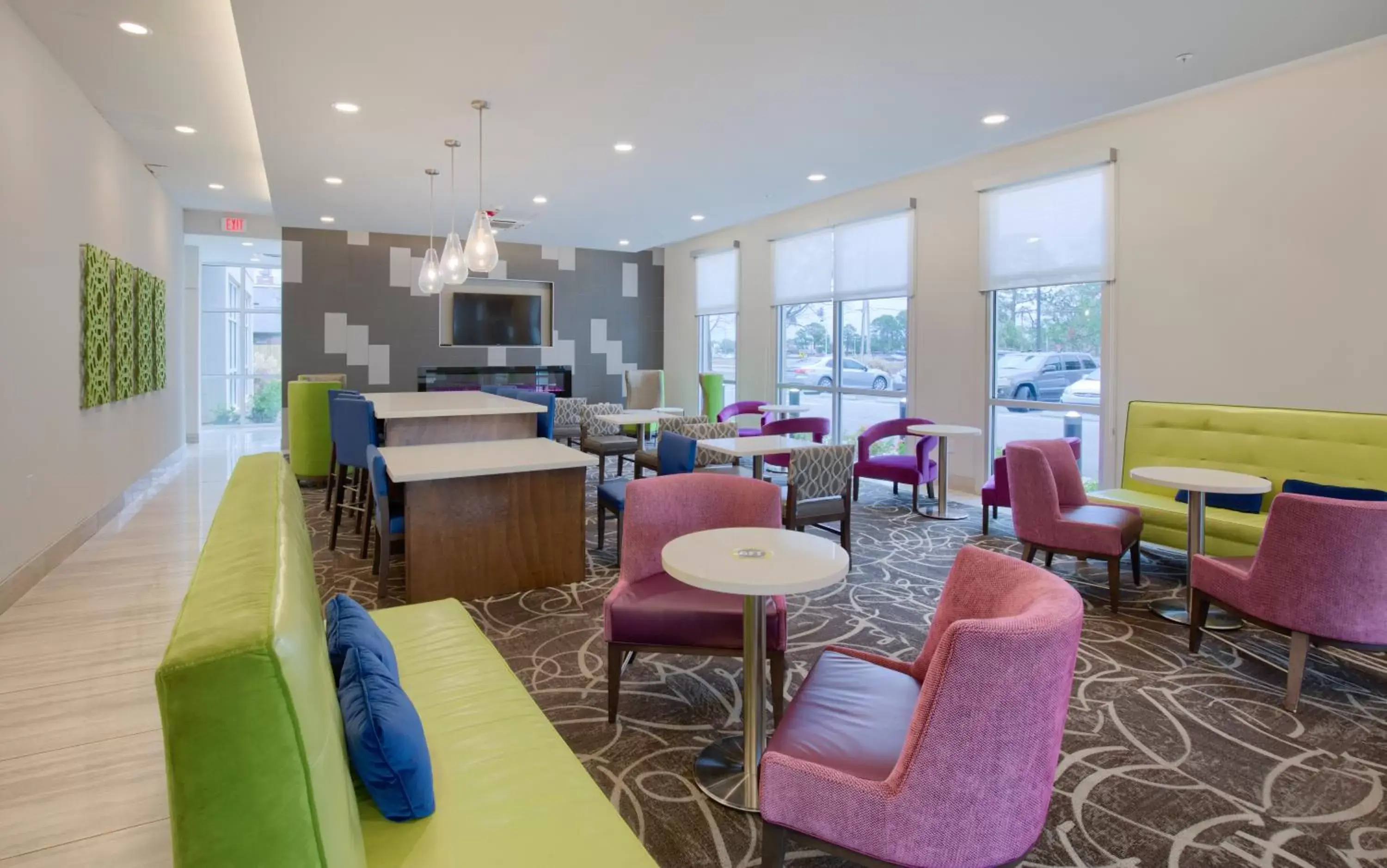 Seating area, Lounge/Bar in La Quinta by Wyndham Mobile