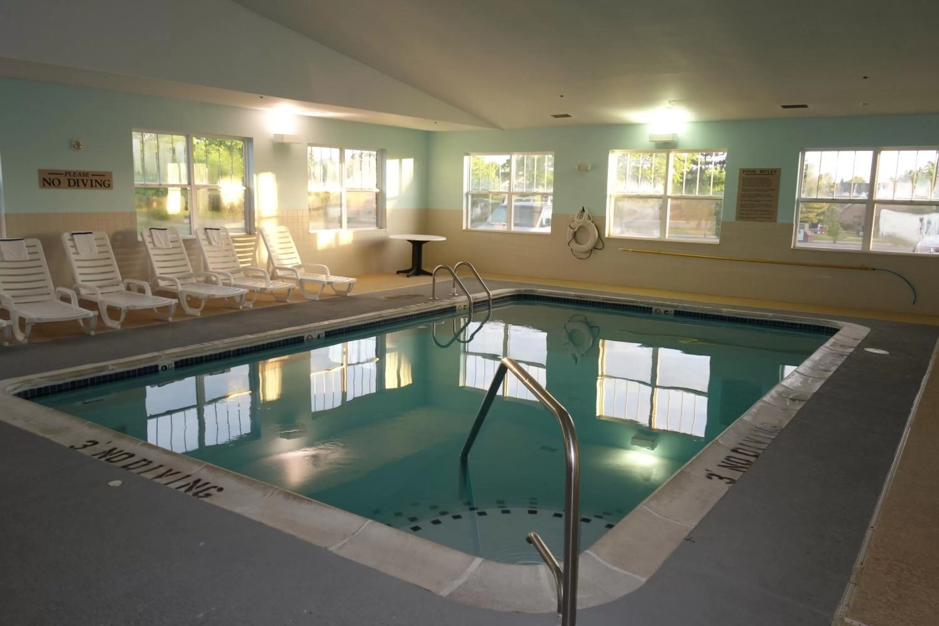 Swimming pool in Country Inn & Suites by Radisson, Lansing, MI