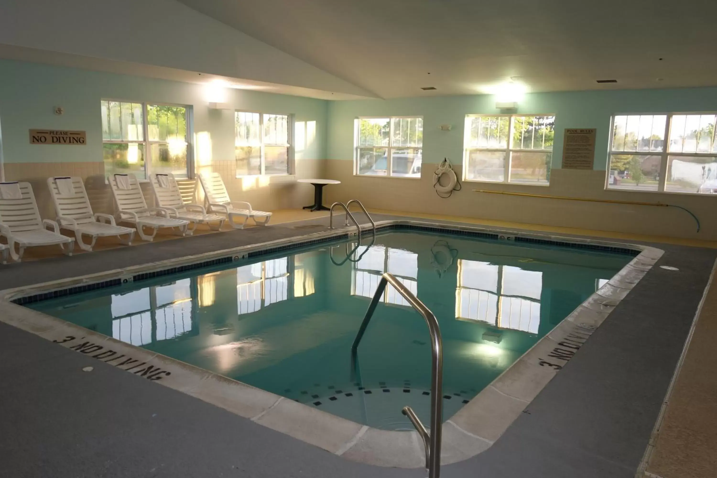 Swimming Pool in Country Inn & Suites by Radisson, Lansing, MI