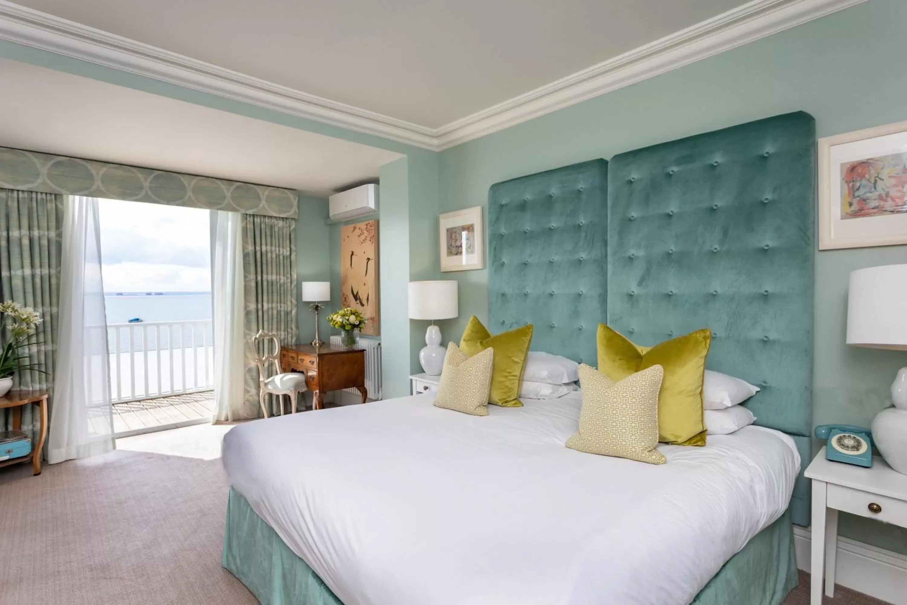 Sea view, Bed in Roslin Beach Hotel