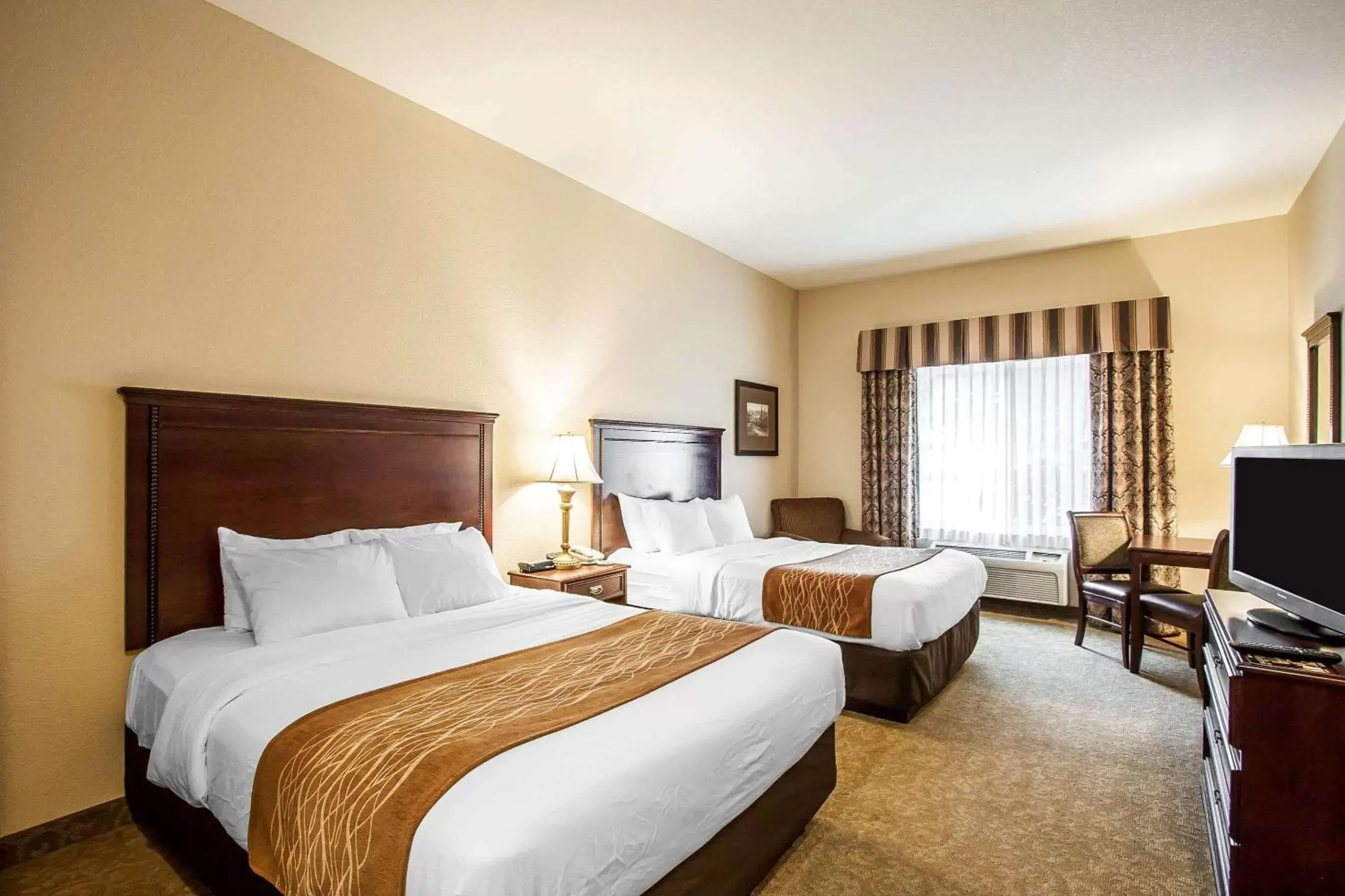 Photo of the whole room, Bed in Comfort Inn & Suites McMinnville Wine Country